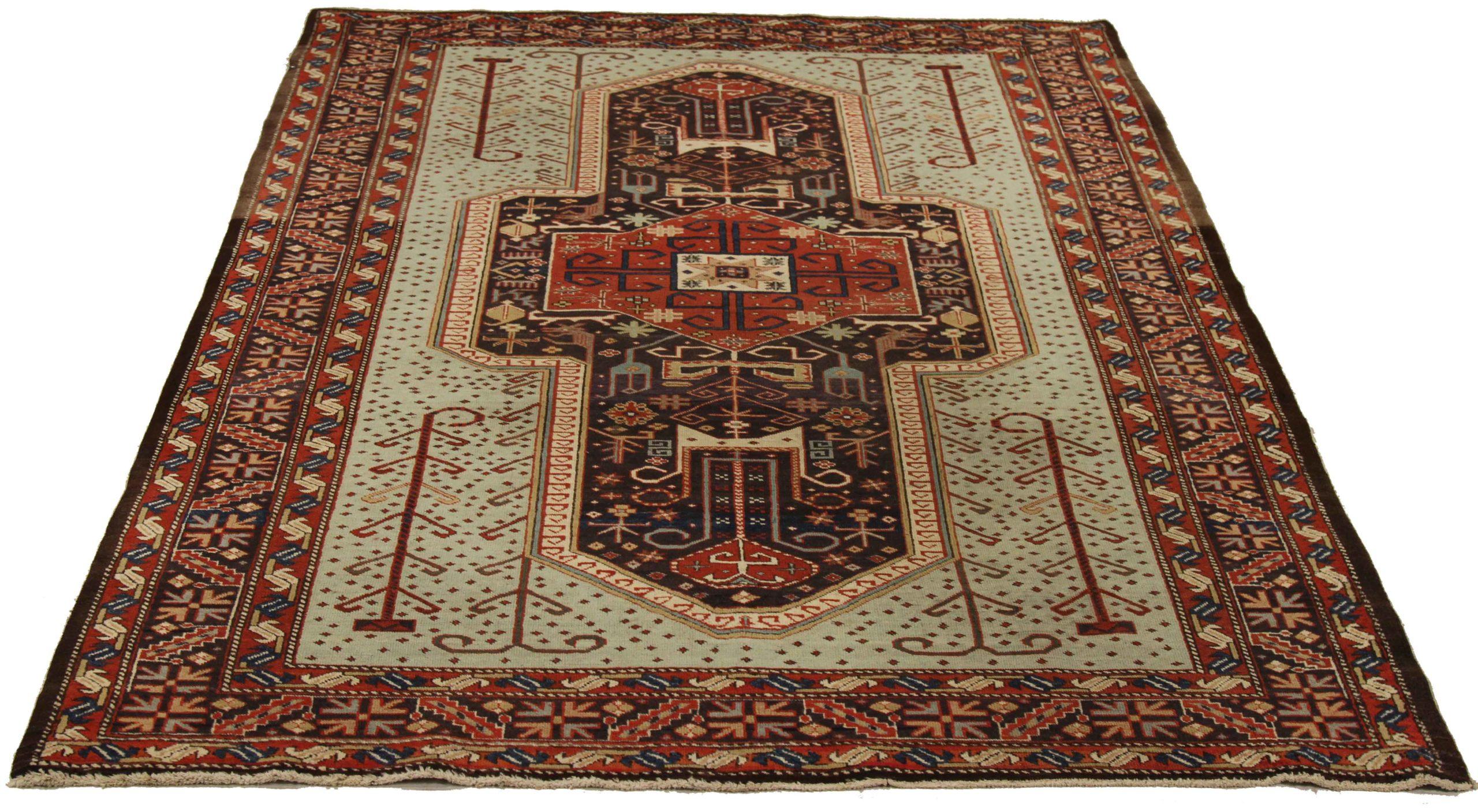 Scopri l'eleganza dei tappeti persiani Ardebil, caratterizzati da un'area CIRCA del 1880. Progettato con una meticolosa attenzione ai dettagli, questo design esclusivo è perfetto per valorizzare il tuo spazio.