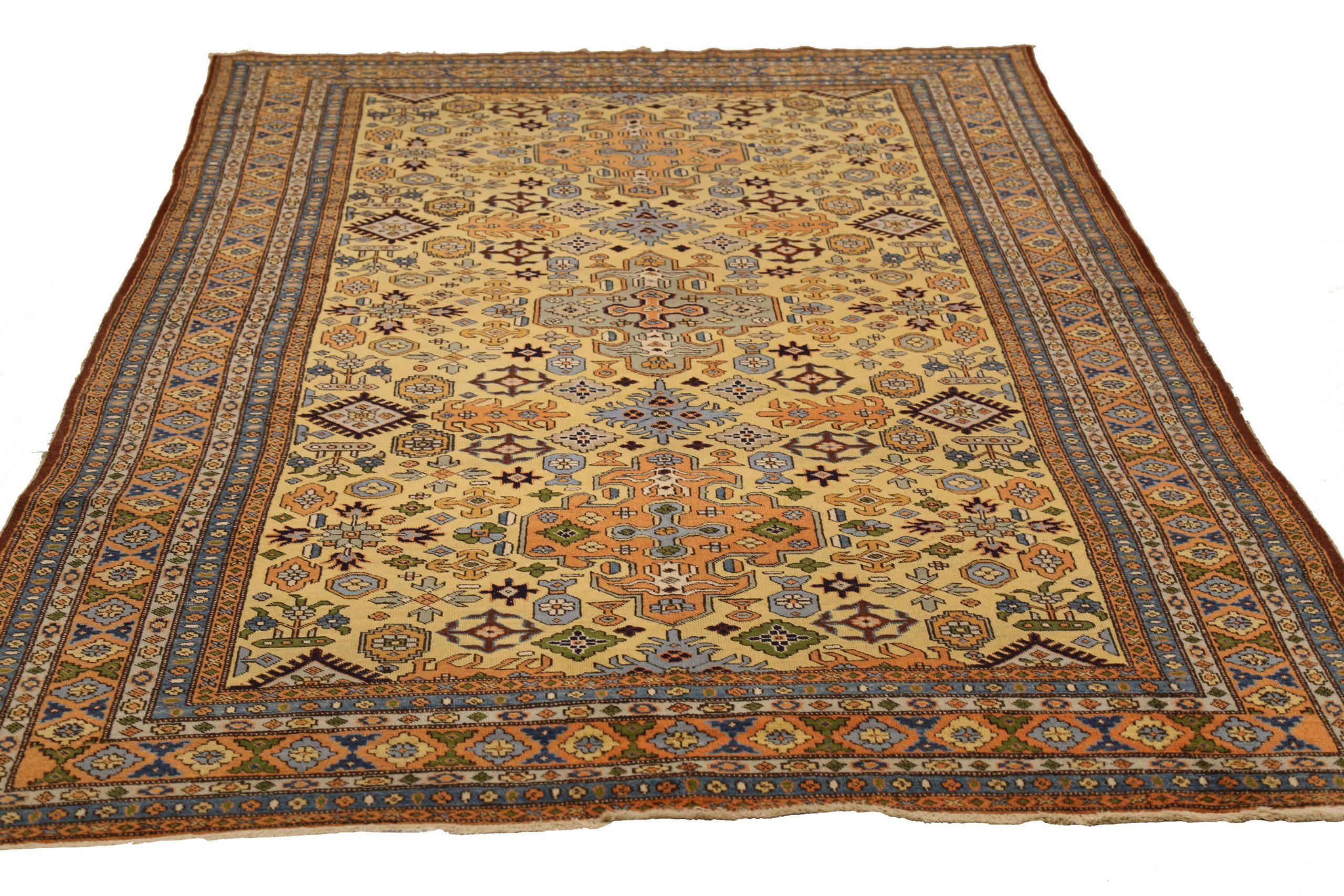 Scopri l'eleganza dei tappeti persiani Ardebil, caratterizzati da un'area CIRCA del 1880. Progettato con una meticolosa attenzione ai dettagli, questo design esclusivo è perfetto per valorizzare il tuo spazio.
