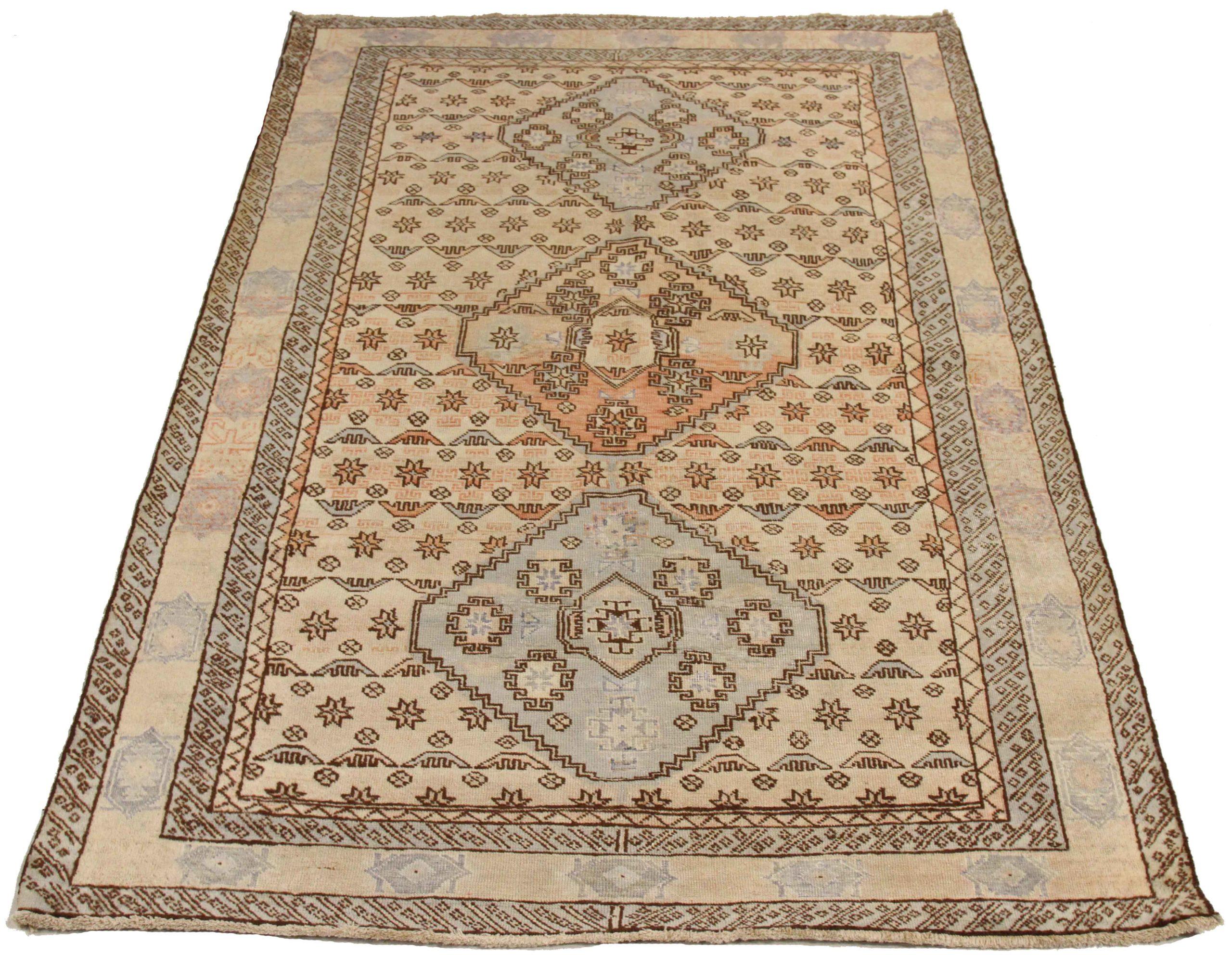 Entdecken Sie die Eleganz der persischen Ardebil-Teppiche aus der Zeit um 1880. Dieses exklusive Design, das mit viel Liebe zum Detail entworfen wurde, ist perfekt, um Ihren Raum zu verschönern.