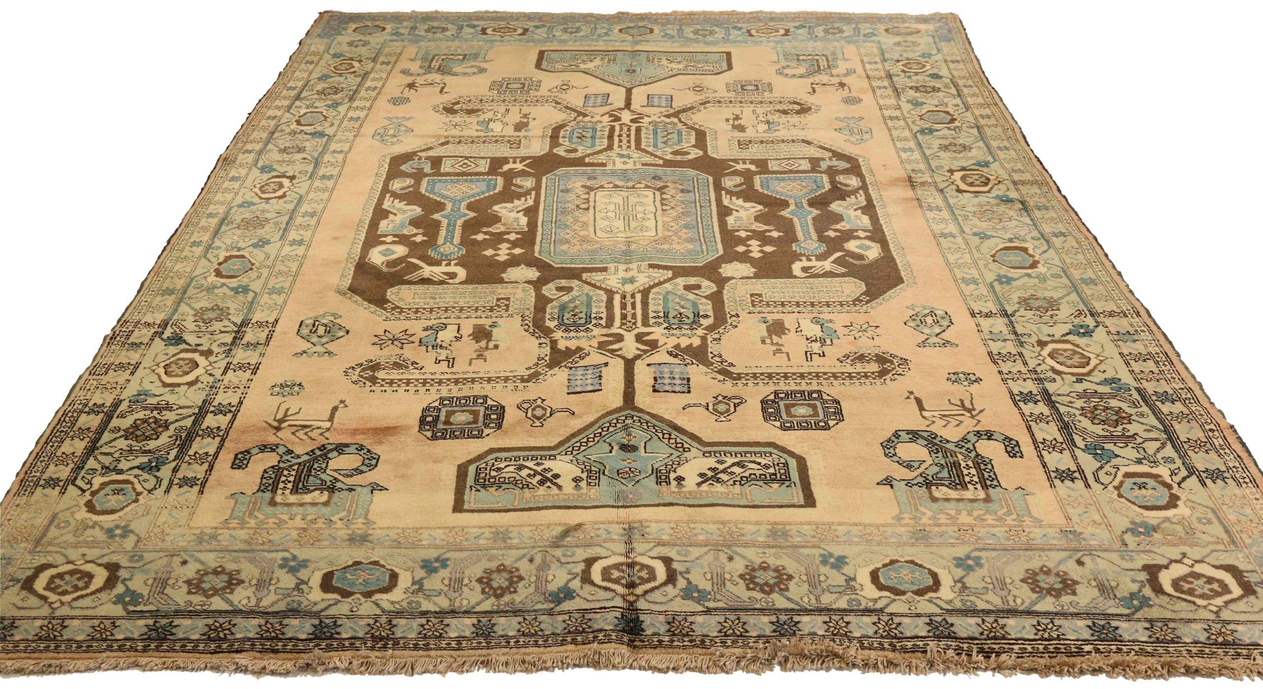 Entdecken Sie die Eleganz der persischen Ardebil-Teppiche aus der Zeit um 1880. Dieses exklusive Design aus Wolle und BlueBrownPink ist perfekt, um Ihren Raum zu verschönern.
