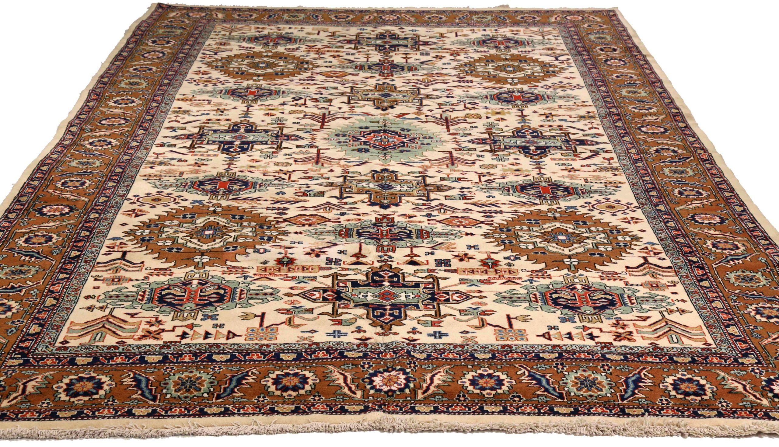 Scopri l'eleganza dei tappeti persiani Ardebil, caratterizzati da un'area CIRCA del 1910. Progettato con lana e avorio e blu-rosso, questo design esclusivo è perfetto per valorizzare il tuo spazio.
