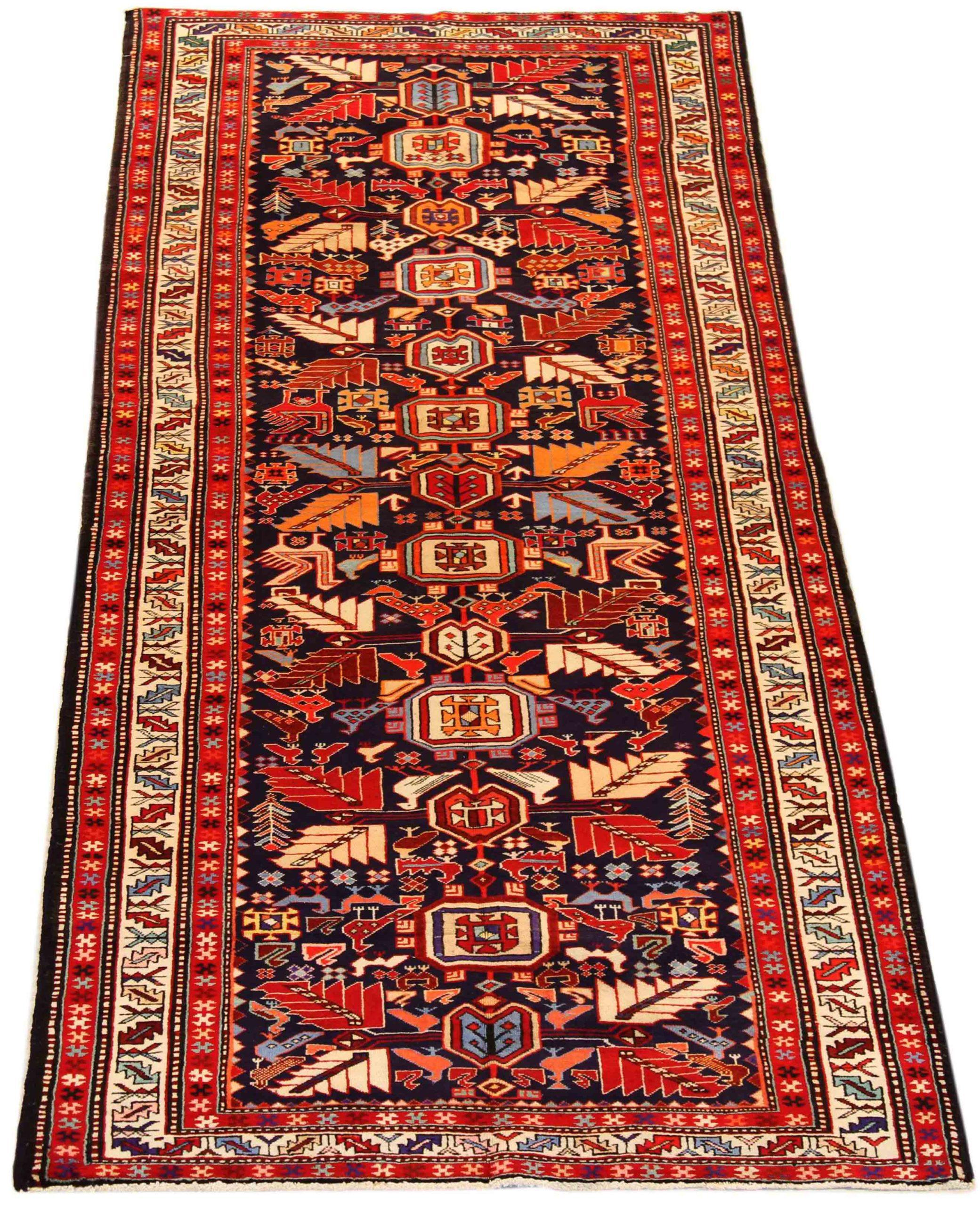 Entdecken Sie die Eleganz des persischen Ardebil mit seiner wunderschönen Handwerkskunst aus der Zeit um 1880. Dieses exklusive Design, das mit viel Liebe zum Detail entworfen wurde, ist perfekt, um Ihren Raum zu verschönern.
