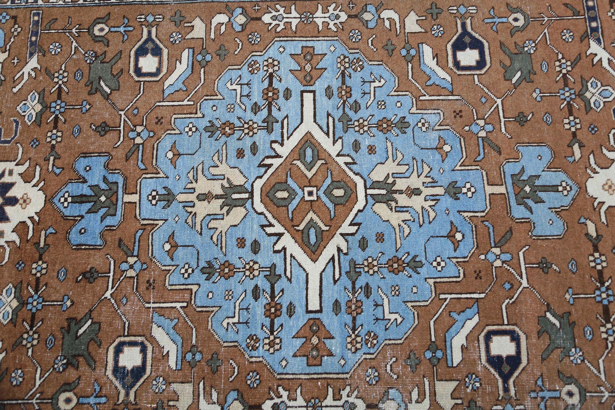 Entdecken Sie die Eleganz des persischen Ardebil mit dem kleinen Teppich CIRCA 1910. Dieses exklusive Design aus Wolle und BlueBrown ist perfekt, um Ihren Raum zu verschönern.