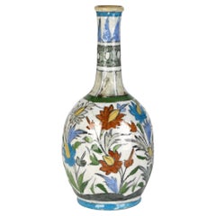 Persische Vase aus Keramik in Flaschenform, handbemalt mit floralen Mustern