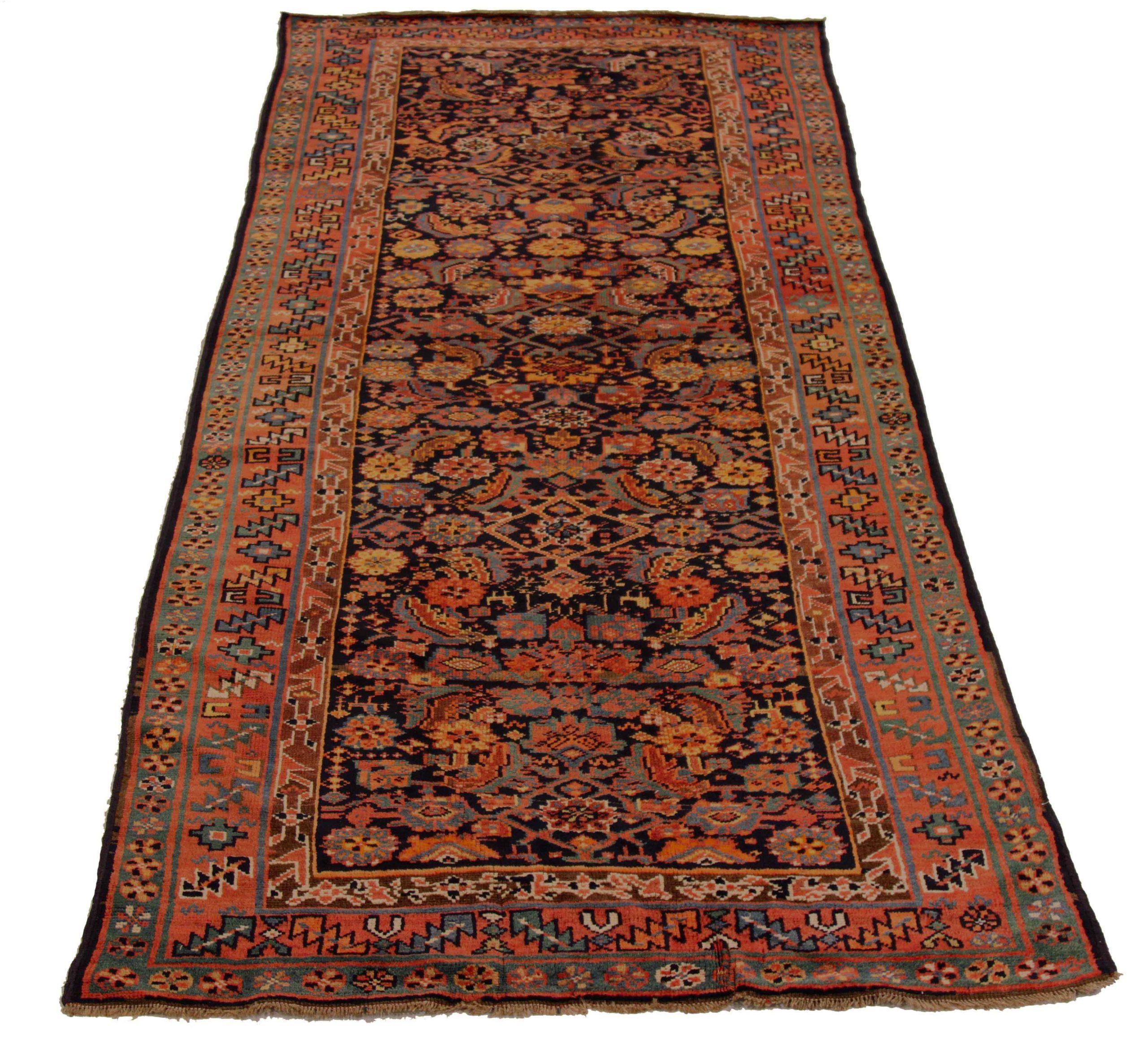 Scopri l'eleganza dell'Azerbaijan persiano con i tappeti CIRCA del 1880. Progettato con una meticolosa attenzione ai dettagli, questo design esclusivo è perfetto per valorizzare il tuo spazio.