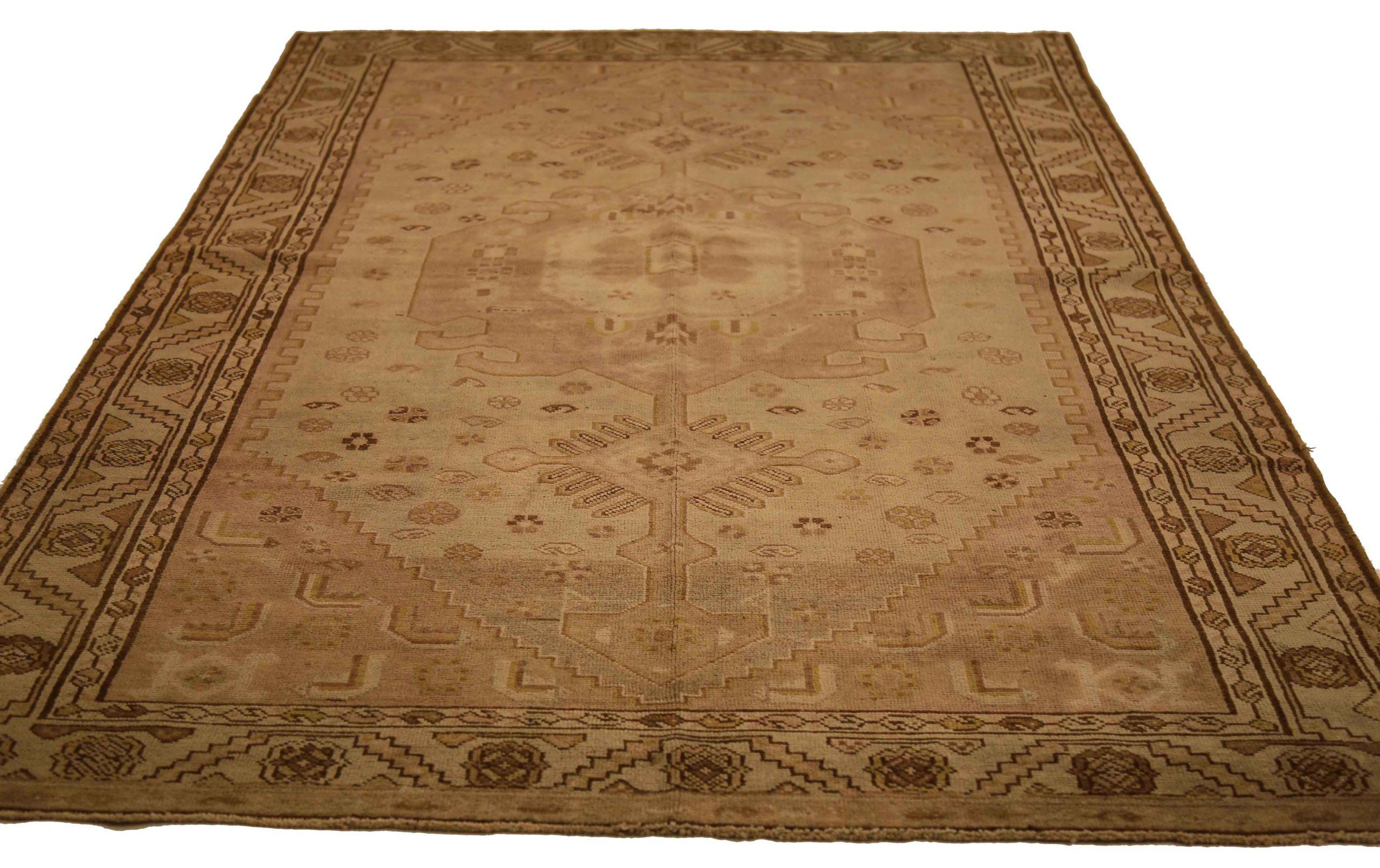 Scopri l'eleganza dell'Azerbaijan persiano con i tappeti CIRCA del 1880. Progettato con una meticolosa attenzione ai dettagli, questo design esclusivo è perfetto per valorizzare il tuo spazio.