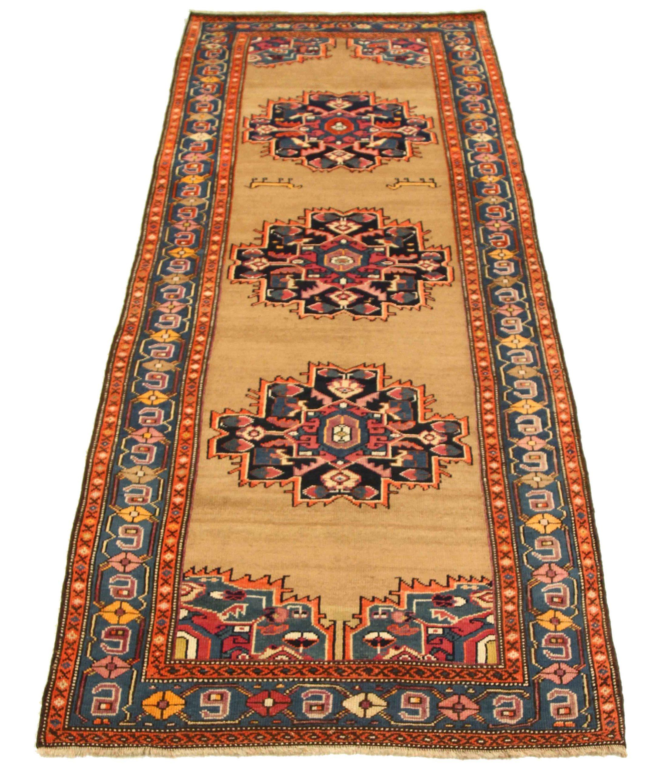 Scopri l'eleganza dell'Azerbaijan persiano con i tappeti CIRCA del 1880. Progettato con una meticolosa attenzione ai dettagli, questo design esclusivo è perfetto per valorizzare il tuo spazio.