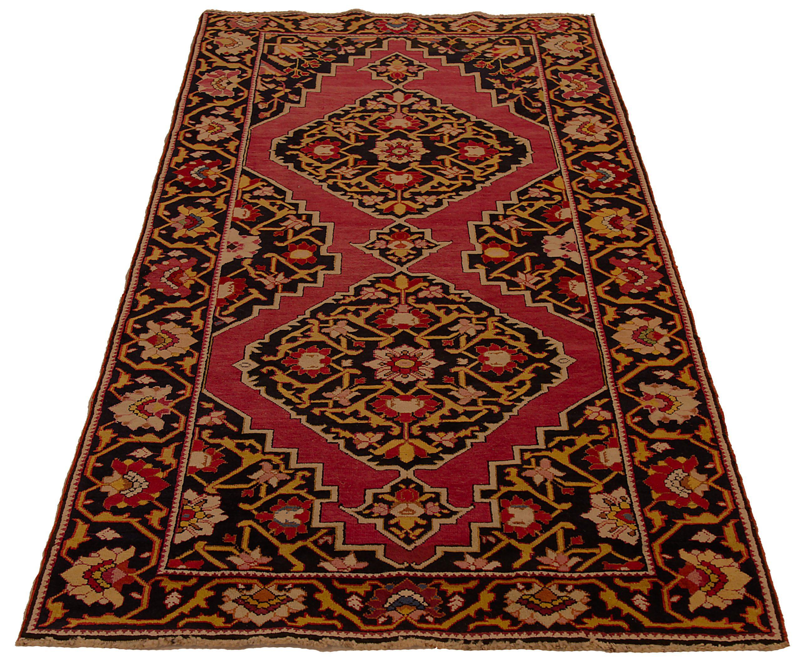 Scopri l'eleganza dell'Azerbaijan persiano con i tappeti CIRCA del 1880. Progettato con una meticolosa attenzione ai dettagli, questo design esclusivo è perfetto per valorizzare il tuo spazio.