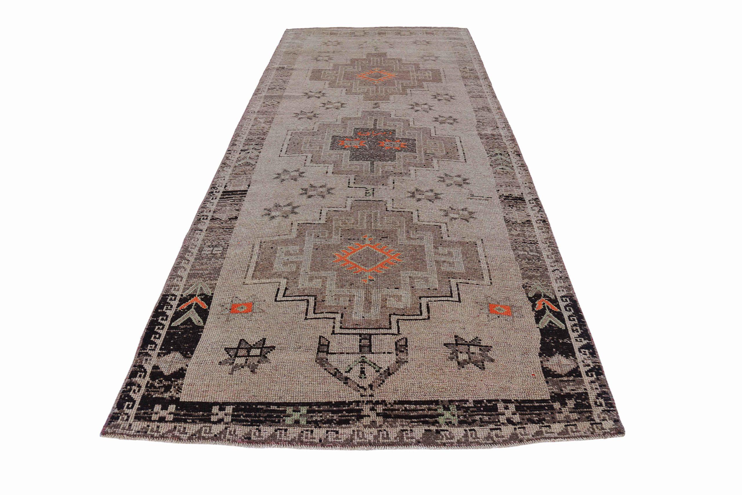 Scopri l'eleganza dell'Azerbaijan persiano con i tappeti CIRCA del 1880. Progettato con lana e nero-marrone-avorio-arancio, questo design esclusivo è perfetto per valorizzare il tuo spazio.