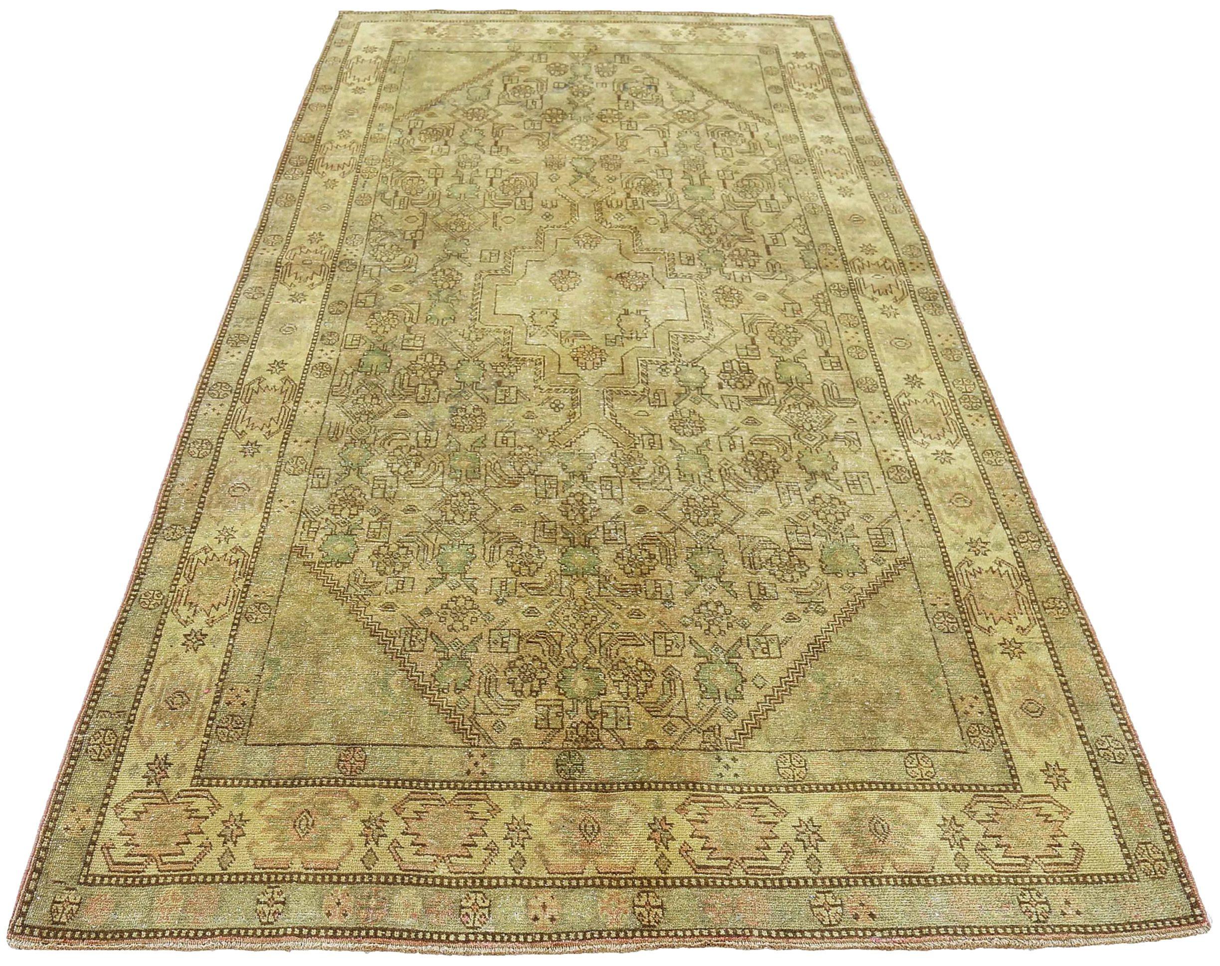 Découvrez l'élégance des tapis persans de l'Azerbaïdjan, avec des tapis de zone datant de 1880. Conçu avec de la laine et du vert-jaune-ivoire, ce design exclusif est parfait pour mettre en valeur votre espace.