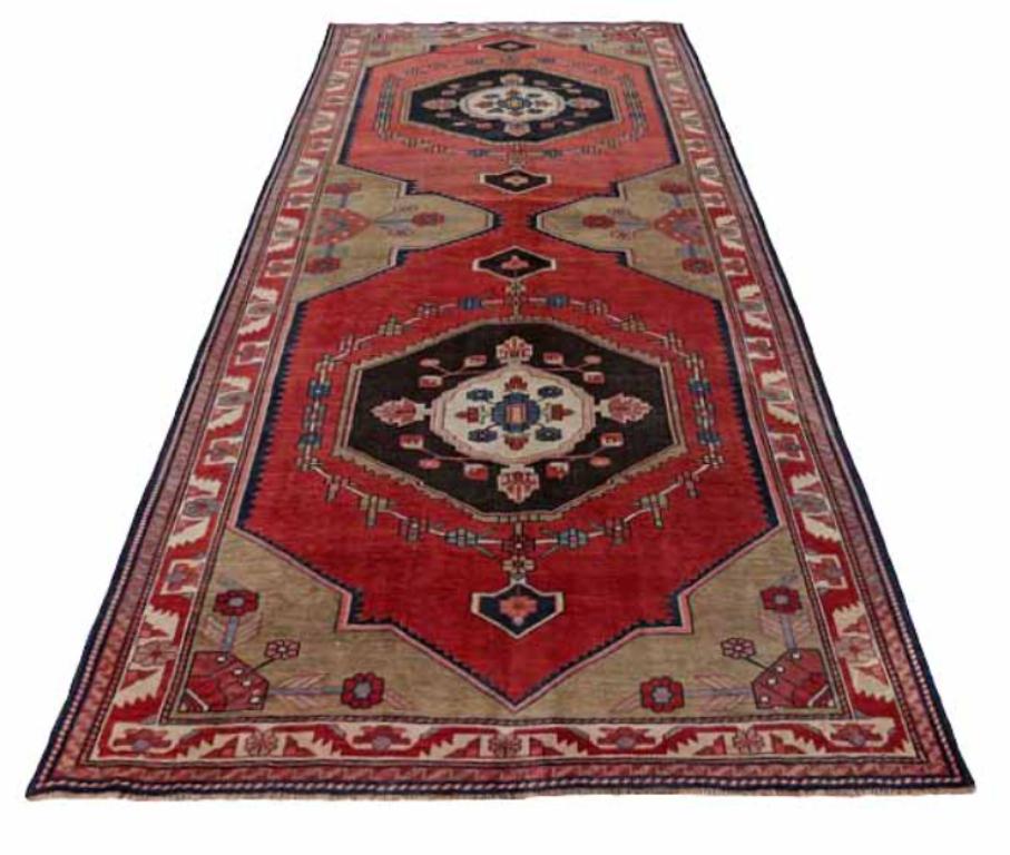 Entdecken Sie die Eleganz des persischen Aserbaidschans mit Teppichen aus der Zeit um 1910. Dieses exklusive Design aus Wolle und Schwarz-Elfenbein-Rot ist perfekt, um Ihren Raum aufzuwerten.