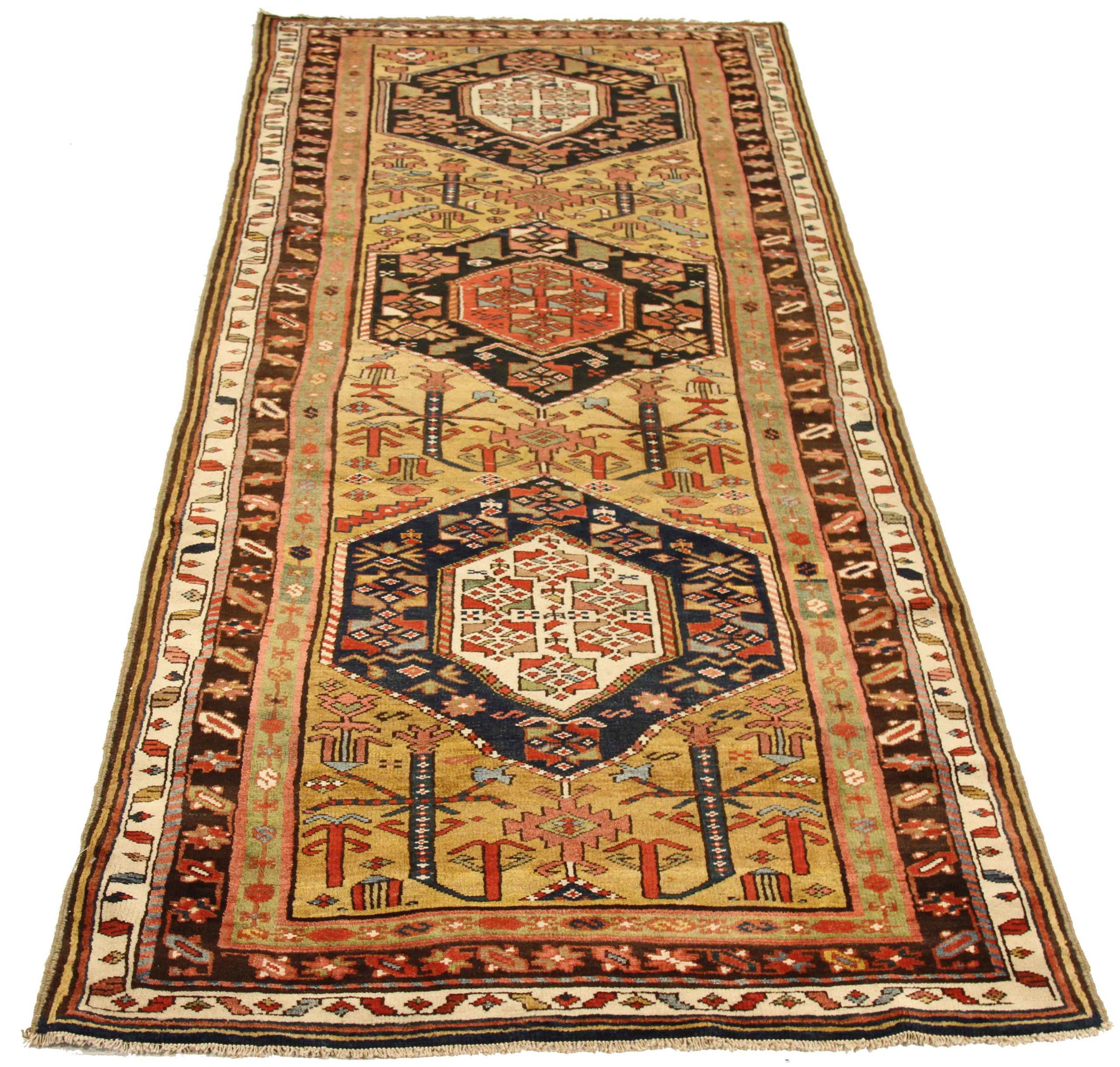 Scopri l'eleganza dei tappeti persiani Azerbaijan. Progettato con una meticolosa attenzione ai dettagli, questo design esclusivo è perfetto per valorizzare il tuo spazio.