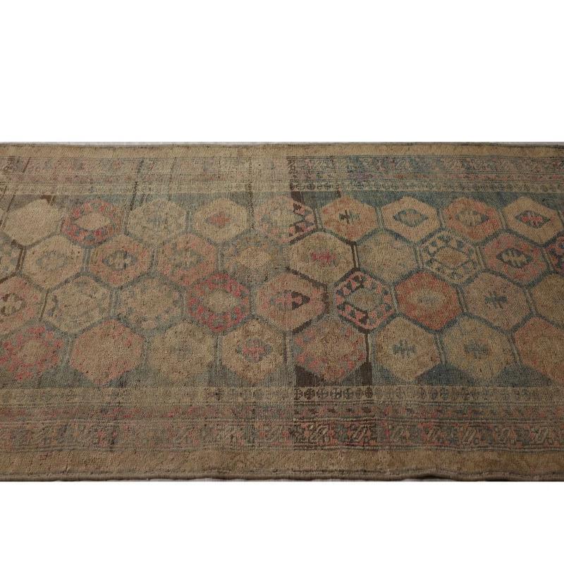 Scopri l'eleganza dei tappeti persiani Azerbaijan. Progettato con una meticolosa attenzione ai dettagli, questo design esclusivo è perfetto per valorizzare il tuo spazio.