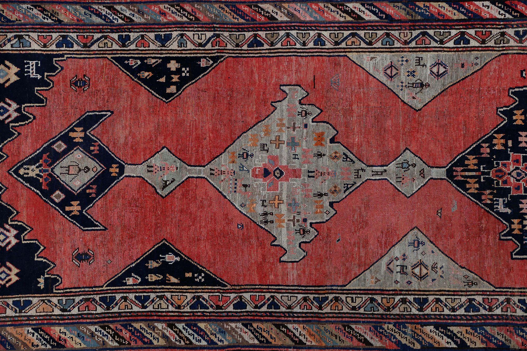 Scopri l'eleganza dell'Azerbaijan persiano con i tappeti CIRCA del 1910. Progettato con lana e BlackRed, questo design esclusivo è perfetto per valorizzare il tuo spazio.