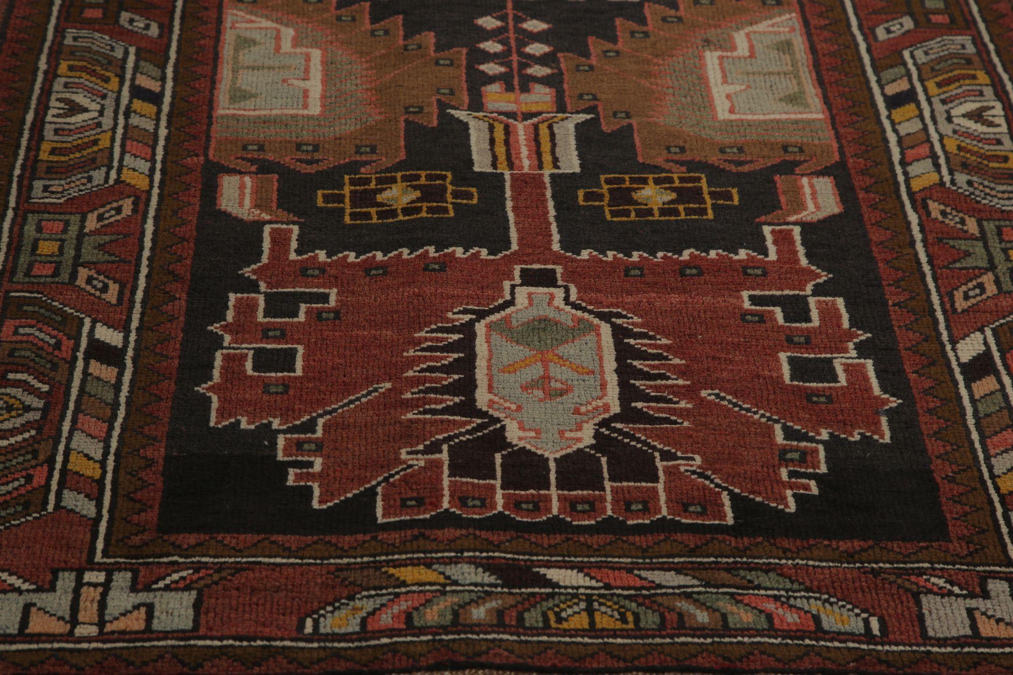 Scopri l'eleganza dell'Azerbaijan persiano con i tappeti CIRCA del 1910. Progettato con lana e BlackRed, questo design esclusivo è perfetto per valorizzare il tuo spazio.