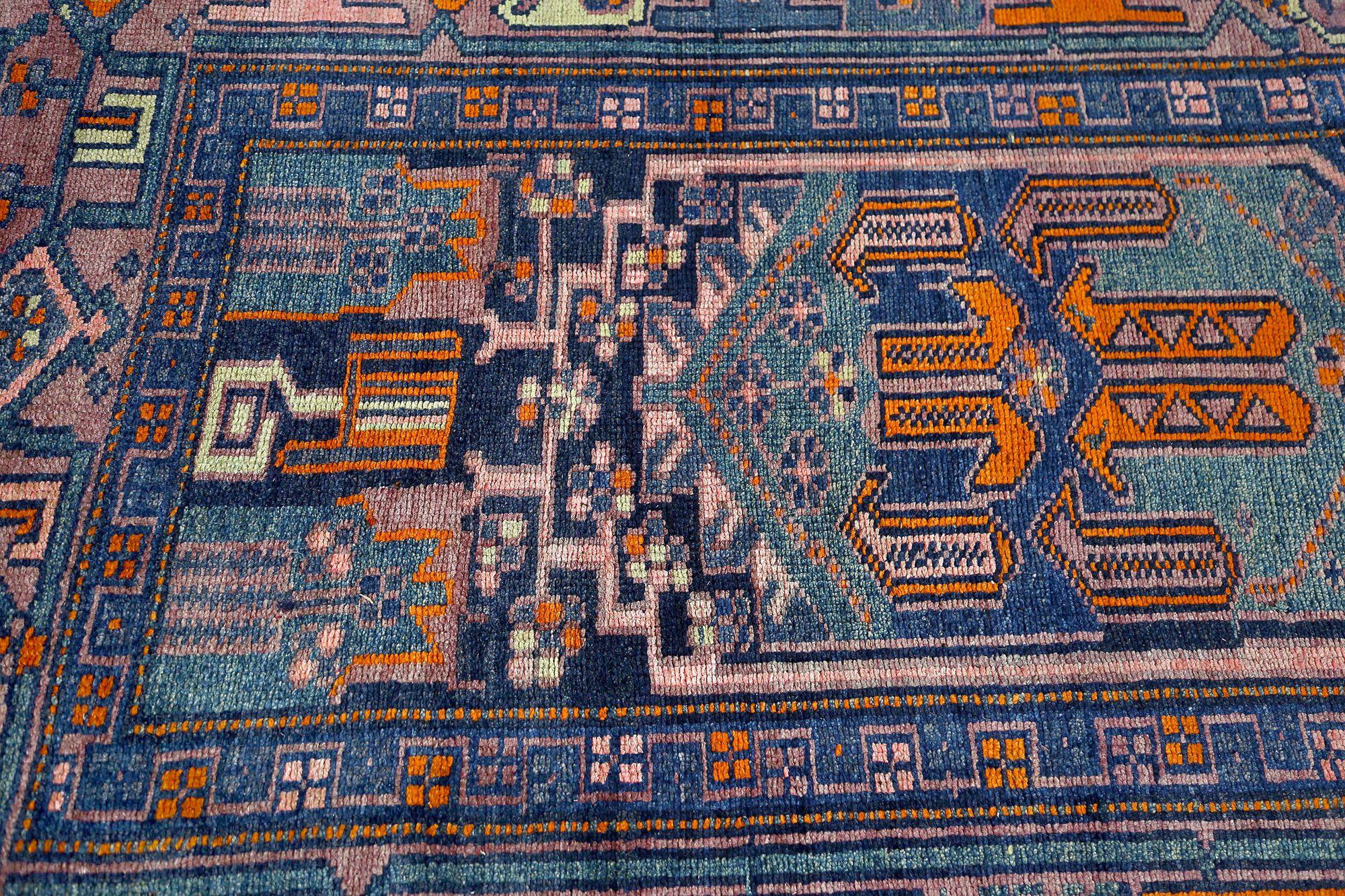 Entdecken Sie die Eleganz des persischen Aserbaidschans mit Teppichen aus der Zeit um 1910. Dieses exklusive Design aus Wolle und BlueIvoryOrangePinkPurpel ist die perfekte Ergänzung für Ihren Raum.