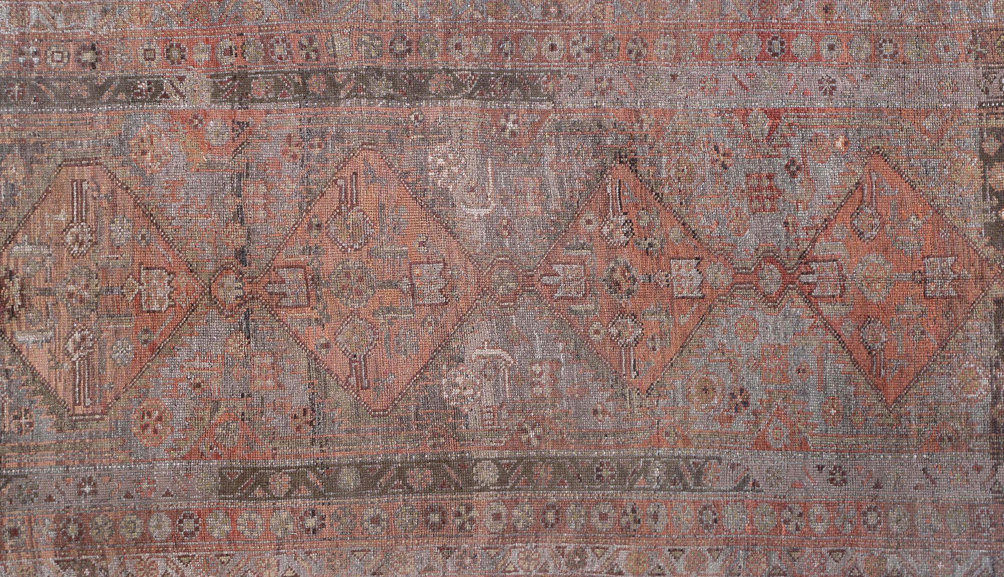 Découvrez l'élégance des tapis persans de l'Azerbaïdjan, avec des tapis de zone datant de 1910. Conçu avec de la laine et du BlueRed, ce design exclusif est parfait pour mettre en valeur votre espace.