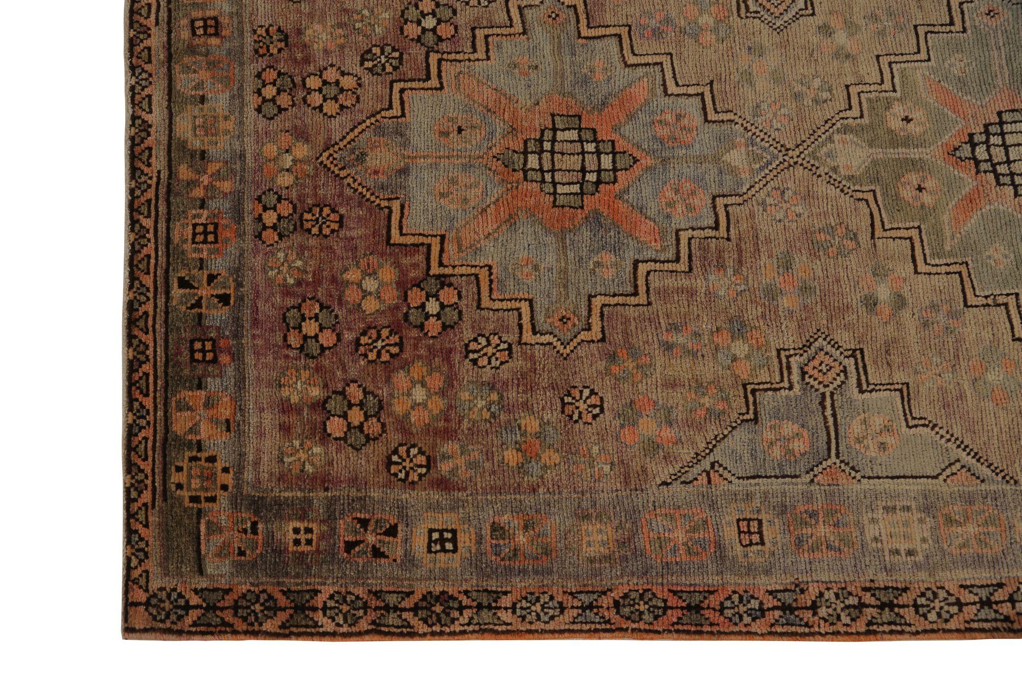 Scopri l'eleganza dell'Azerbaijan persiano con i tappeti CIRCA del 1910. Progettato in lana e marrone, questo design esclusivo è perfetto per valorizzare il tuo spazio.