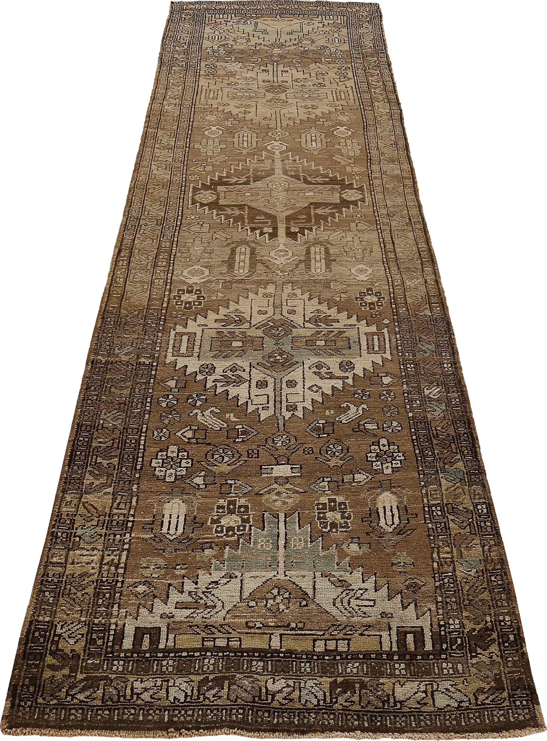 Descubre la elegancia de las alfombras persas de Azerbaiyán de Circa 1880. Diseñado con lana y marrón-marfil, este diseño exclusivo es perfecto para realzar tu espacio.