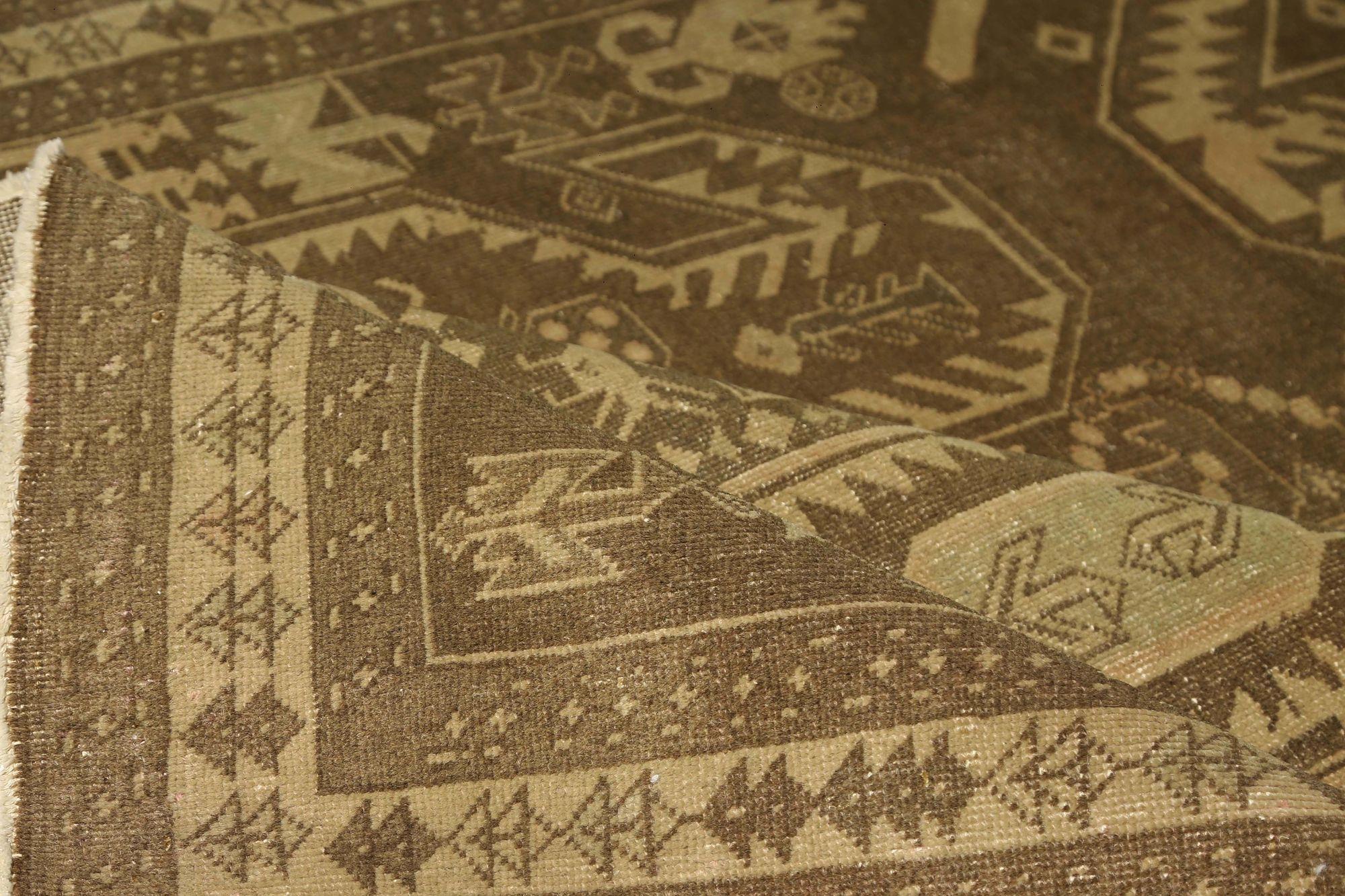 Découvrez l'élégance des tapis persans de l'Azerbaïdjan, avec des tapis de zone datant de 1910. Conçu avec de la laine et du Design/One, ce design exclusif est parfait pour mettre en valeur votre espace.
