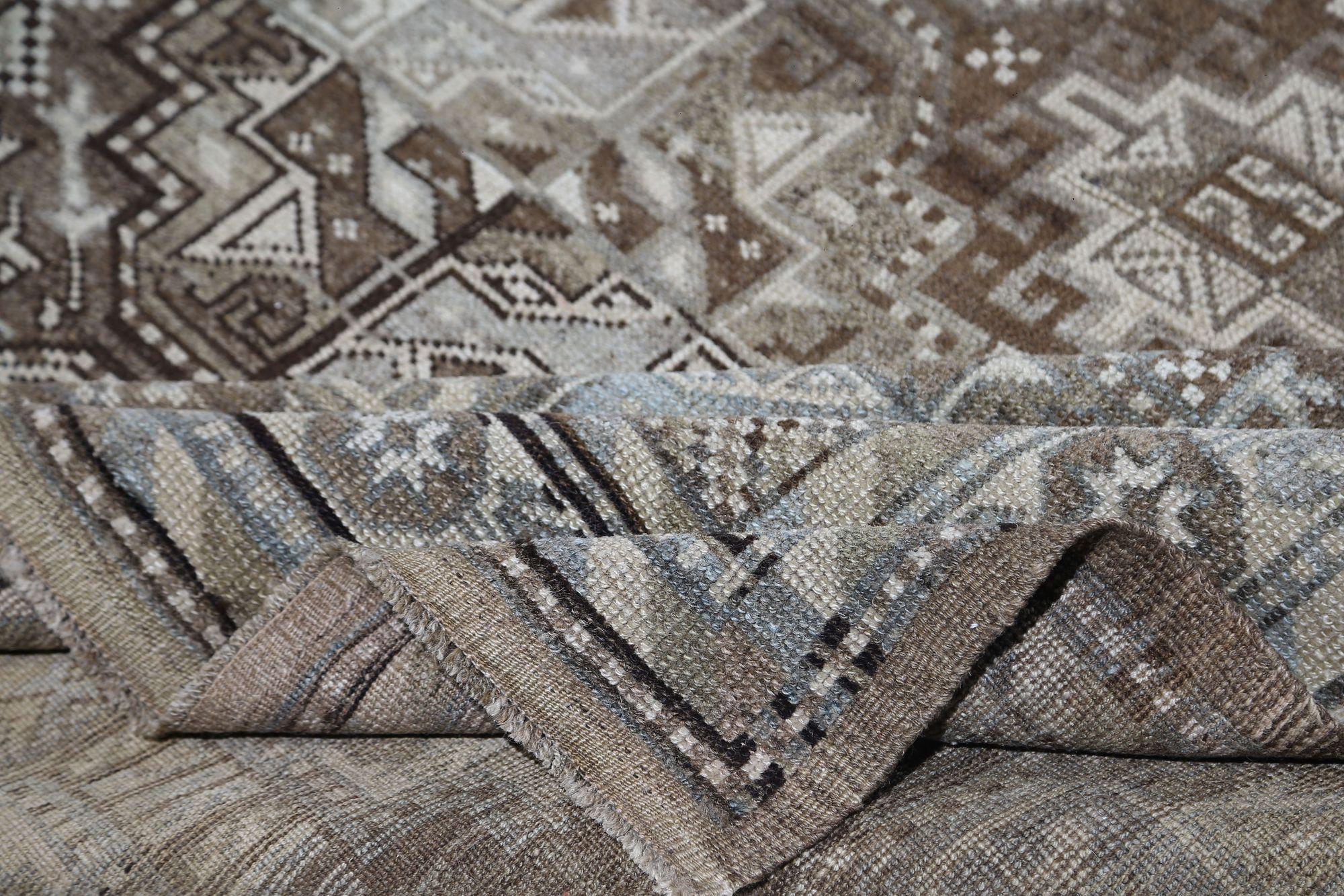 Descubre la elegancia de las alfombras persas de Azerbaiyán de Circa 1910. Diseñado con lana y marrón-marfil, este diseño exclusivo es perfecto para realzar tu espacio.