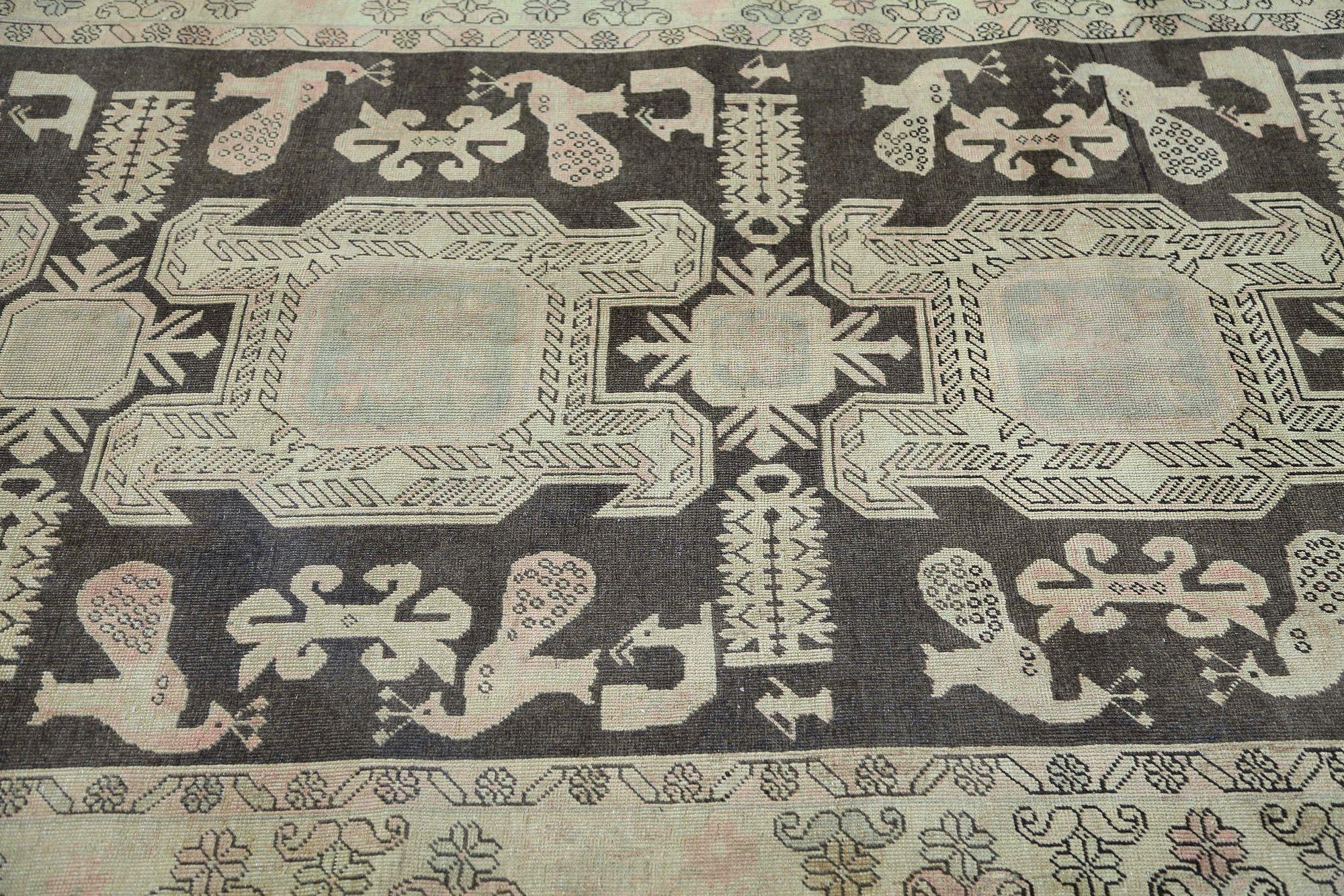 Descubre la elegancia de las alfombras persas de Azerbaiyán de Circa 1910. Diseñado con lana y marrón-marfil, este diseño exclusivo es perfecto para realzar tu espacio.