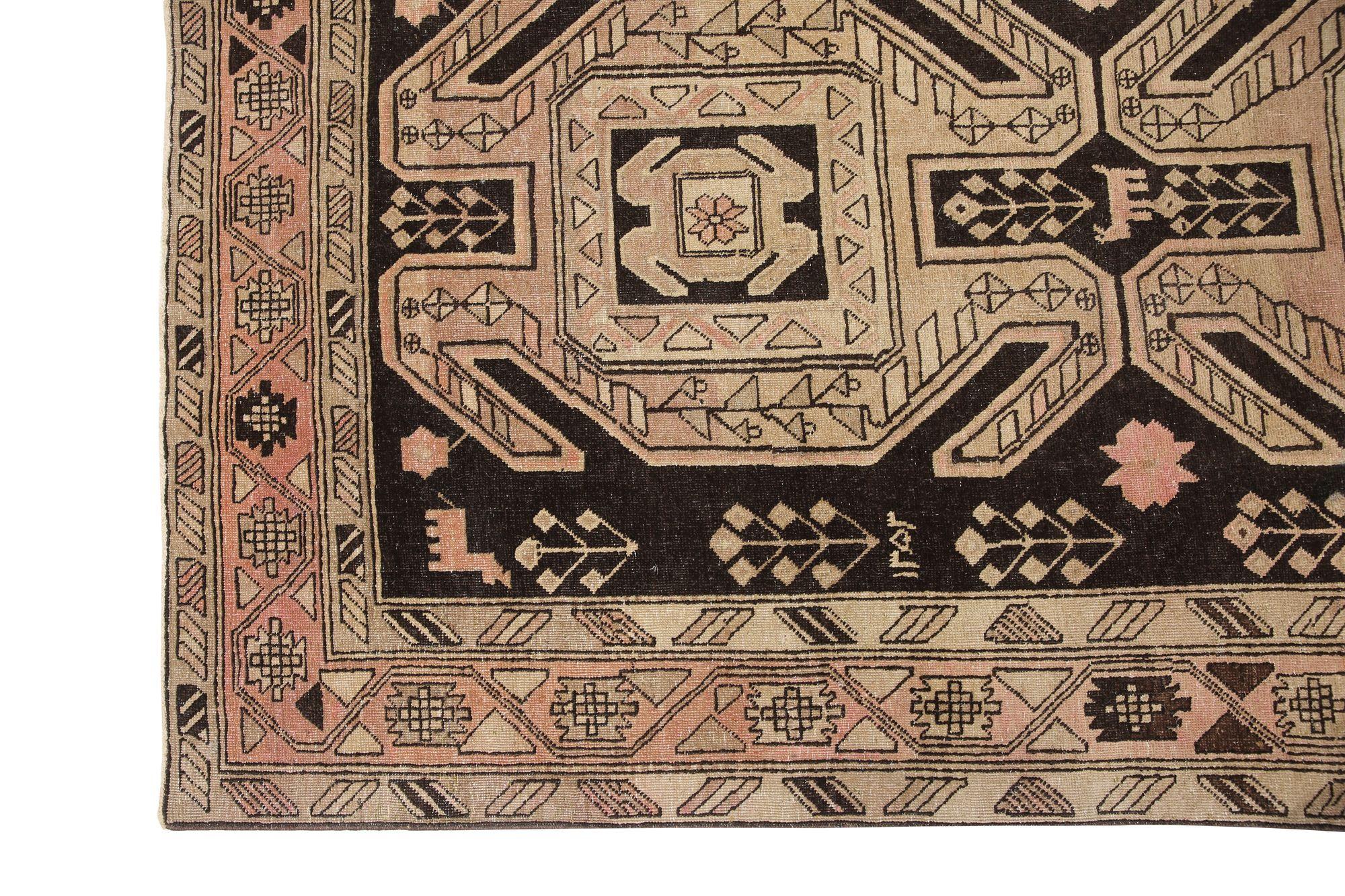Scopri l'eleganza dell'Azerbaijan persiano con i tappeti CIRCA del 1910. Progettato con lana e marrone-avorio-rosa, questo design esclusivo è perfetto per valorizzare il tuo spazio.
