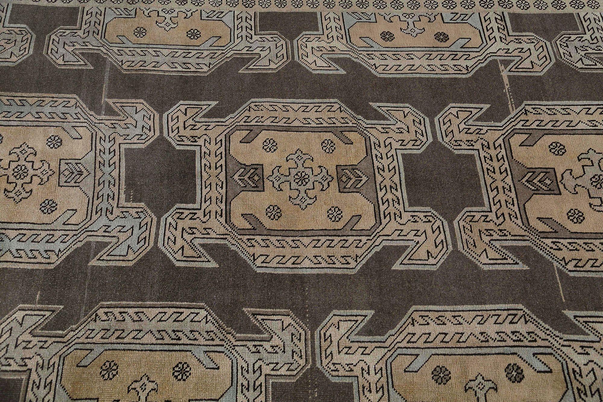 Scopri l'eleganza dell'Azerbaijan persiano con i tappeti CIRCA del 1910. Progettato con lana e marrone-avorio-tortora, questo design esclusivo è perfetto per valorizzare il tuo spazio.