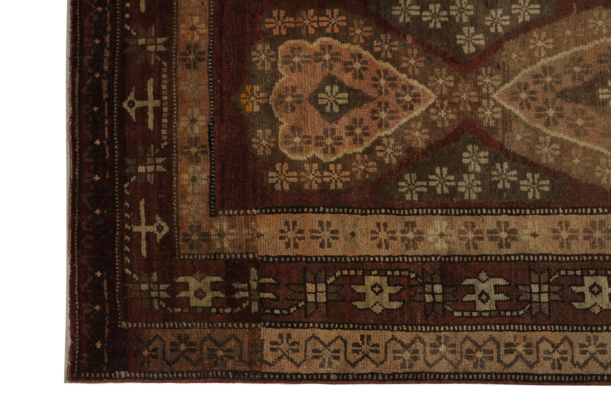 Scopri l'eleganza dell'Azerbaijan persiano con i tappeti CIRCA del 1910. Progettato con lana e marrone-avorio-tortora, questo design esclusivo è perfetto per valorizzare il tuo spazio.