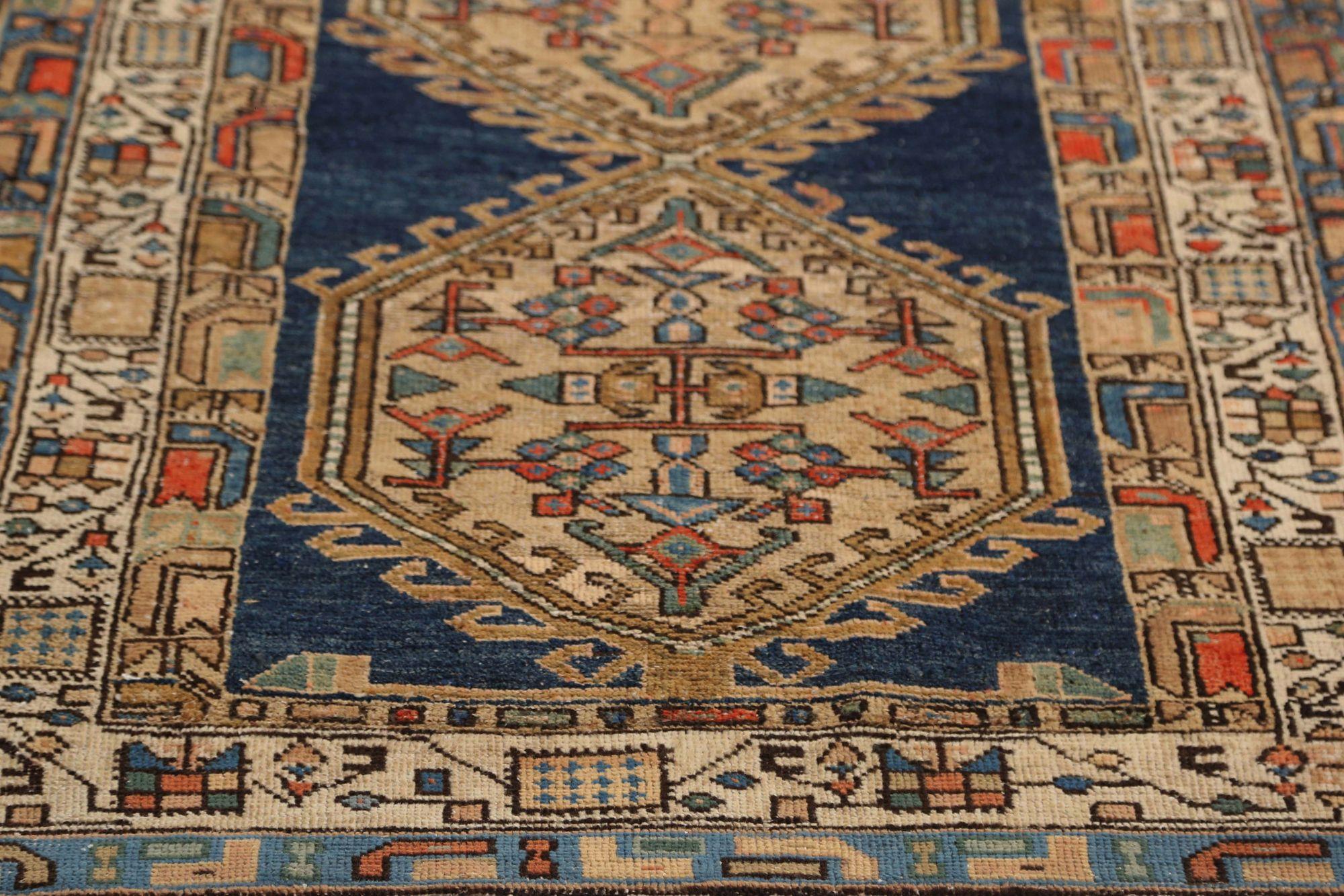 Scopri l'eleganza dell'Azerbaijan persiano con i tappeti CIRCA del 1880. Progettato in lana e marrone/blu navy, questo design esclusivo è perfetto per valorizzare il tuo spazio.