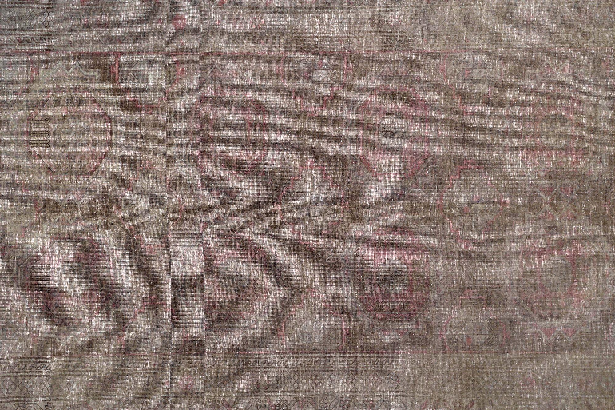 Scopri l'eleganza dell'Azerbaijan persiano con i tappeti CIRCA del 1880. Progettato con lana e BrownPink, questo design esclusivo è perfetto per valorizzare il tuo spazio.
