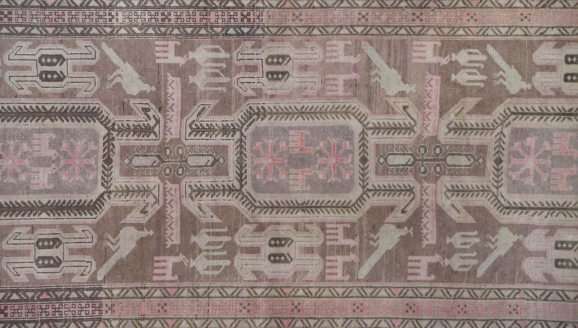 Scopri l'eleganza dell'Azerbaijan persiano con i tappeti CIRCA del 1910. Progettato con lana e BrownPink, questo design esclusivo è perfetto per valorizzare il tuo spazio.