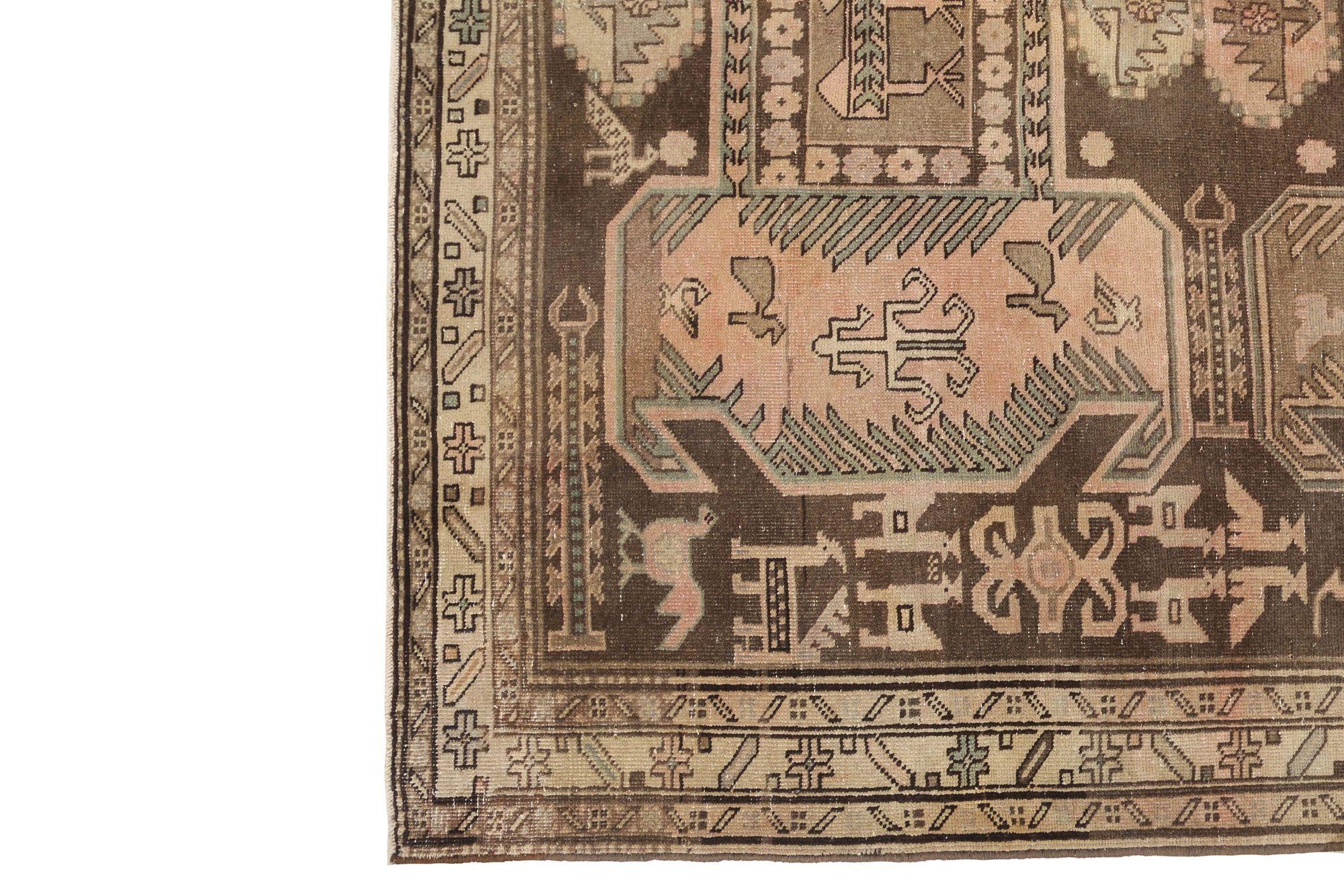Scopri l'eleganza dell'Azerbaijan persiano con i tappeti CIRCA del 1910. Progettato con lana e BrownPink, questo design esclusivo è perfetto per valorizzare il tuo spazio.