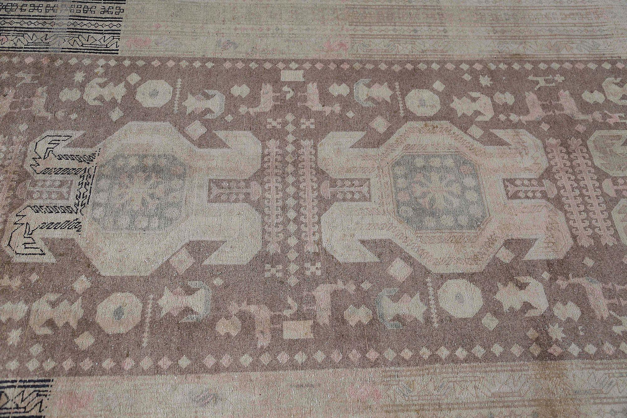 Scopri l'eleganza dell'Azerbaijan persiano con i tappeti CIRCA del 1910. Progettato con lana e BrownPink, questo design esclusivo è perfetto per valorizzare il tuo spazio.
