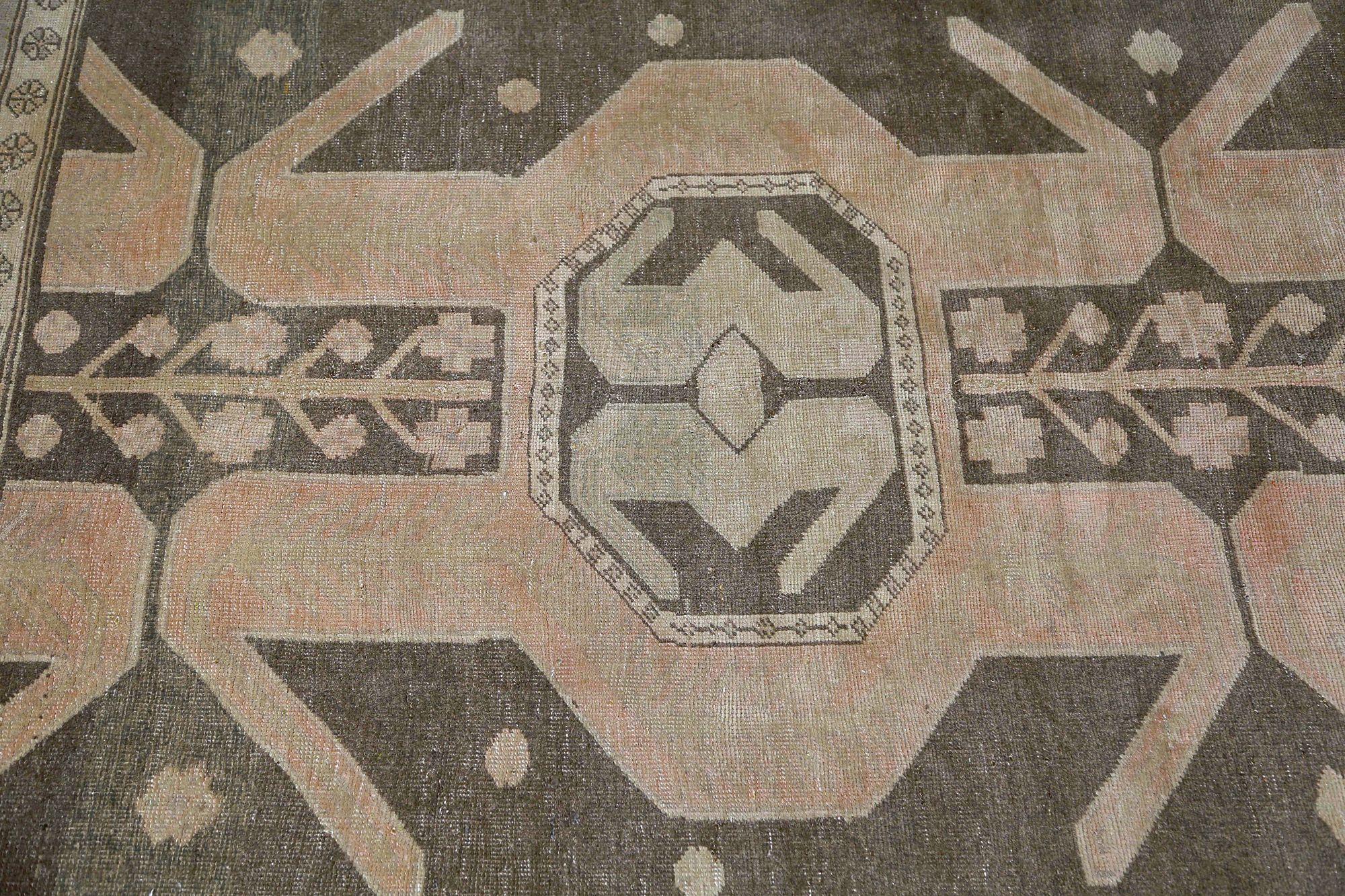 Scopri l'eleganza dell'Azerbaijan persiano con i tappeti CIRCA del 1910. Progettato con lana e BrownPinkTaupe, questo design esclusivo è perfetto per valorizzare il tuo spazio.