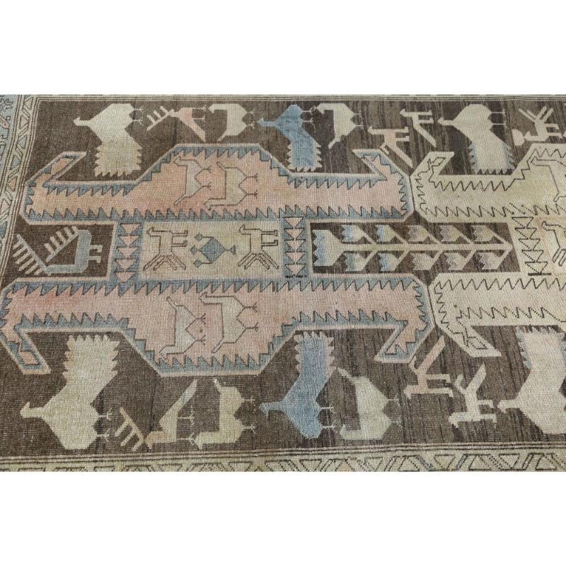 Scopri l'eleganza dell'Azerbaijan persiano con i tappeti CIRCA del 1880. Progettato con lana e BrownPinkTaupe, questo design esclusivo è perfetto per valorizzare il tuo spazio.