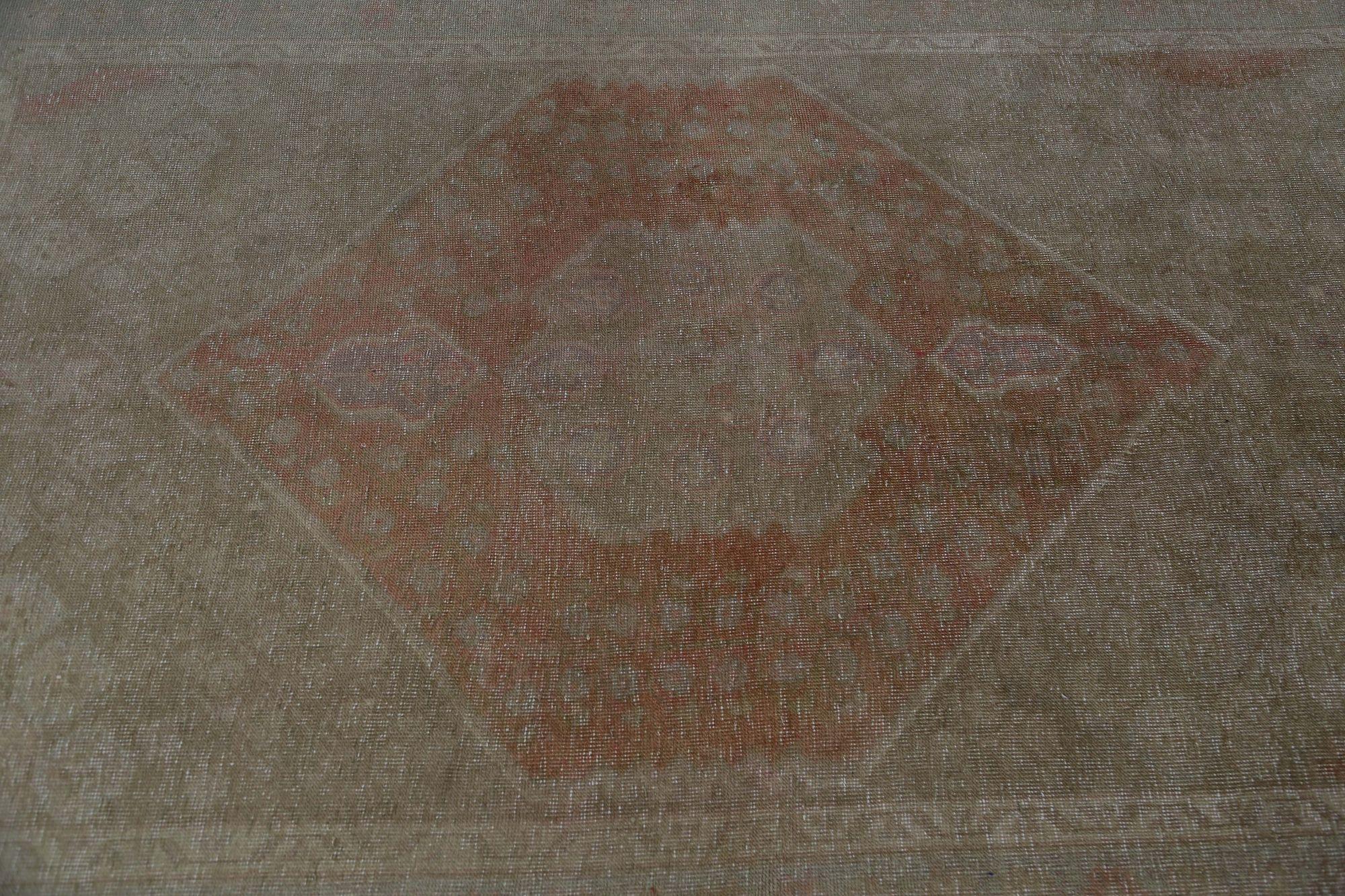 Scopri l'eleganza dell'Azerbaijan persiano con i tappeti CIRCA del 1910. Progettato con lana e GreenOrange, questo design esclusivo è perfetto per valorizzare il tuo spazio.