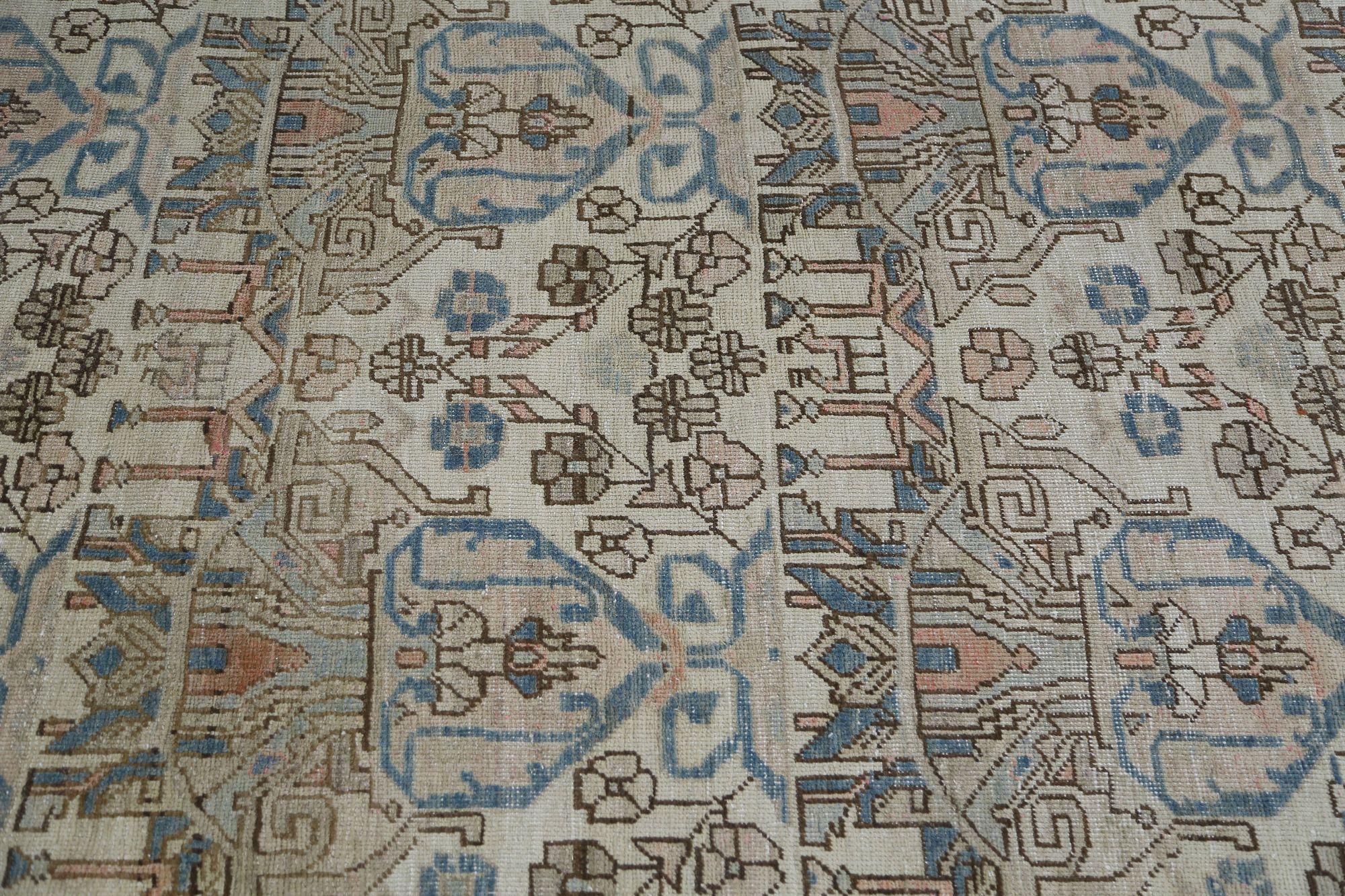 Descubre la elegancia de las alfombras persas de Azerbaiyán de Circa 1880. Diseñado con lana y marfil, este diseño exclusivo es perfecto para realzar tu espacio.
