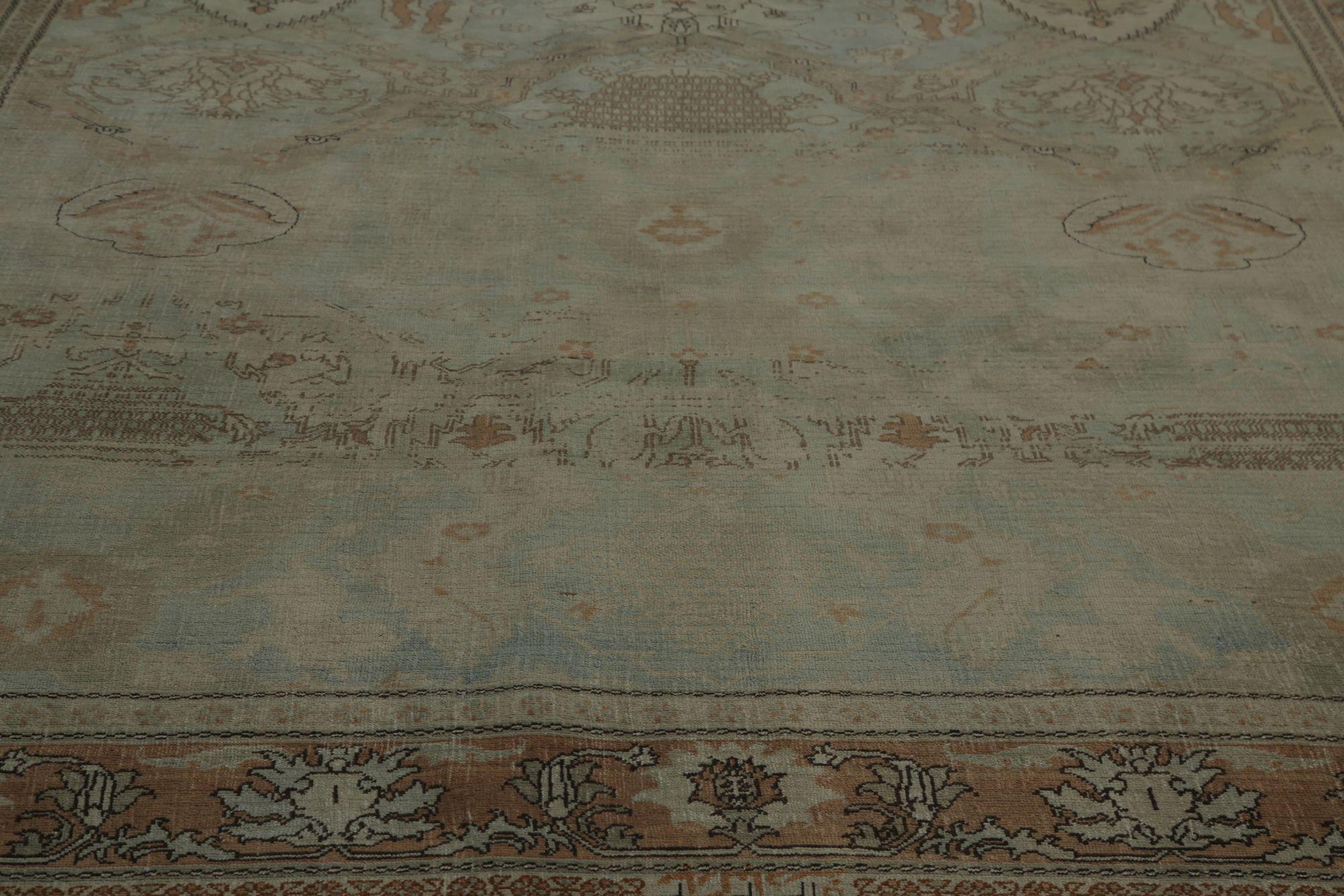 Entdecken Sie die Eleganz des persischen Aserbaidschans mit Teppichen aus der Zeit um 1880. Dieses exklusive Design aus Wolle und Elfenbein-Hellblau ist perfekt, um Ihren Raum zu verschönern.