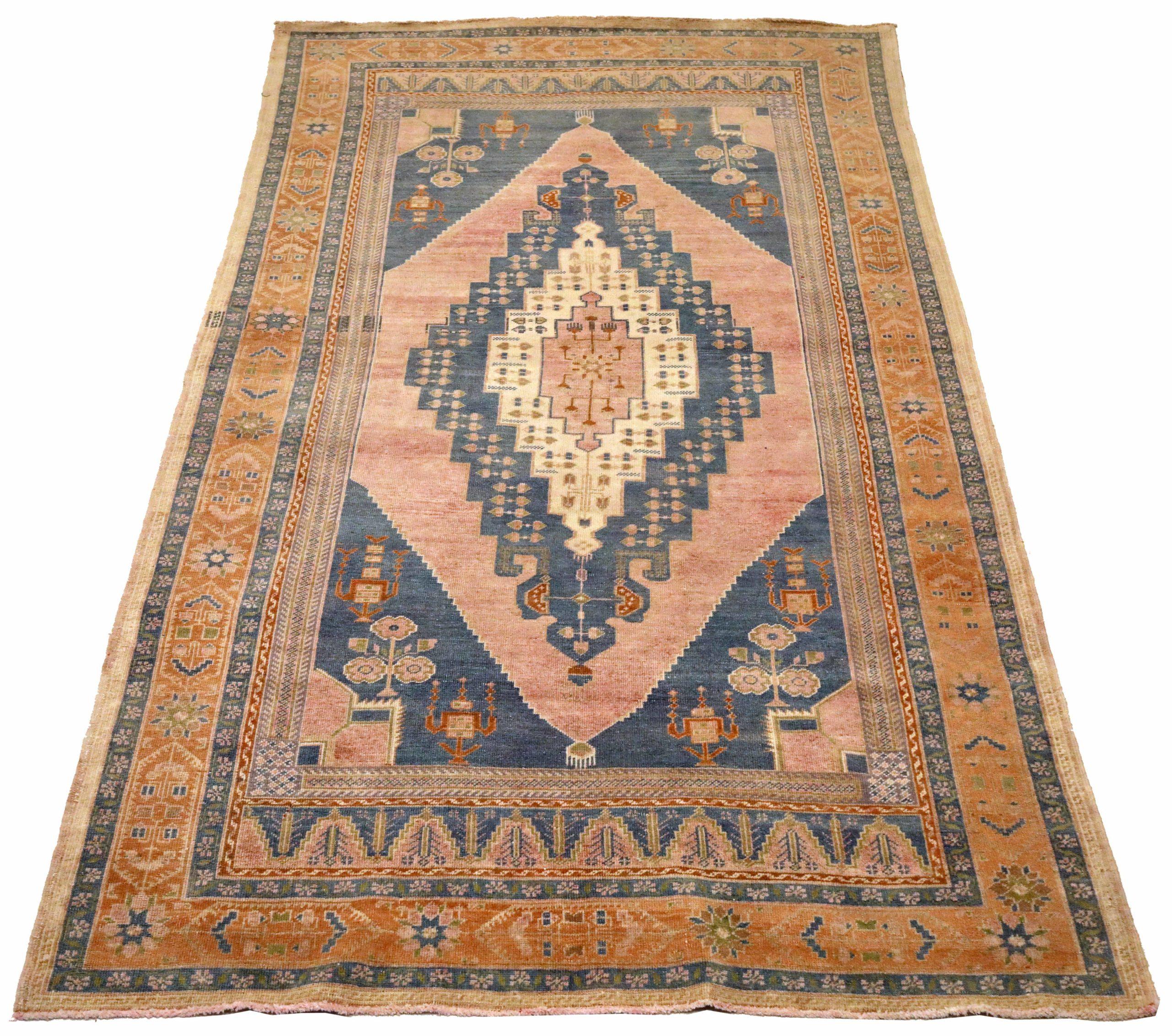 Entdecken Sie die Eleganz des persischen Aserbaidschans mit Teppichen aus der Zeit um 1910. Dieses exklusive Design aus Wolle in den Farben ElfenbeinMarineblauOrangePink ist perfekt, um Ihren Raum zu verschönern.