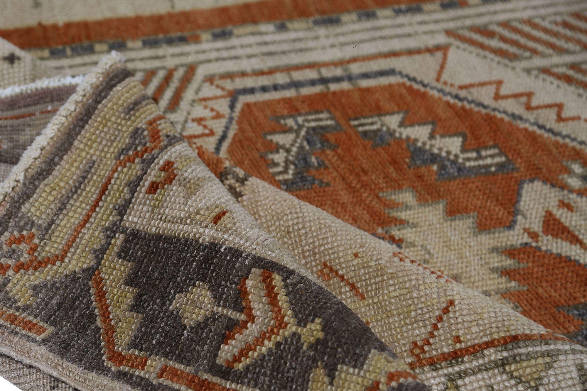 Scopri l'eleganza dell'Azerbaijan persiano con i tappeti CIRCA del 1880. Progettato con lana e avorio, questo design esclusivo è perfetto per valorizzare il tuo spazio.