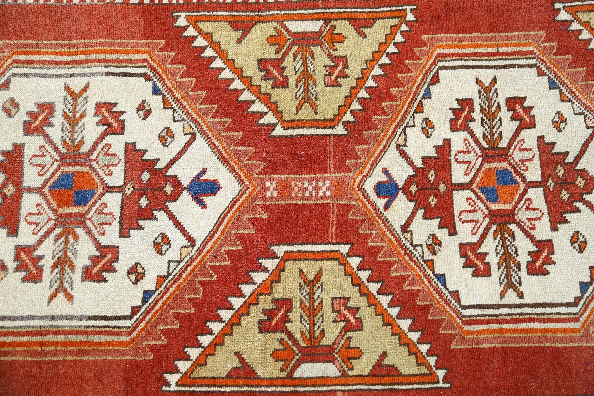 Entdecken Sie die Eleganz des persischen Aserbaidschans mit Teppichen aus der Zeit um 1940. Dieses exklusive Design aus Wolle und ElfenbeinOrangeRotGelb ist perfekt, um Ihren Raum zu verschönern.