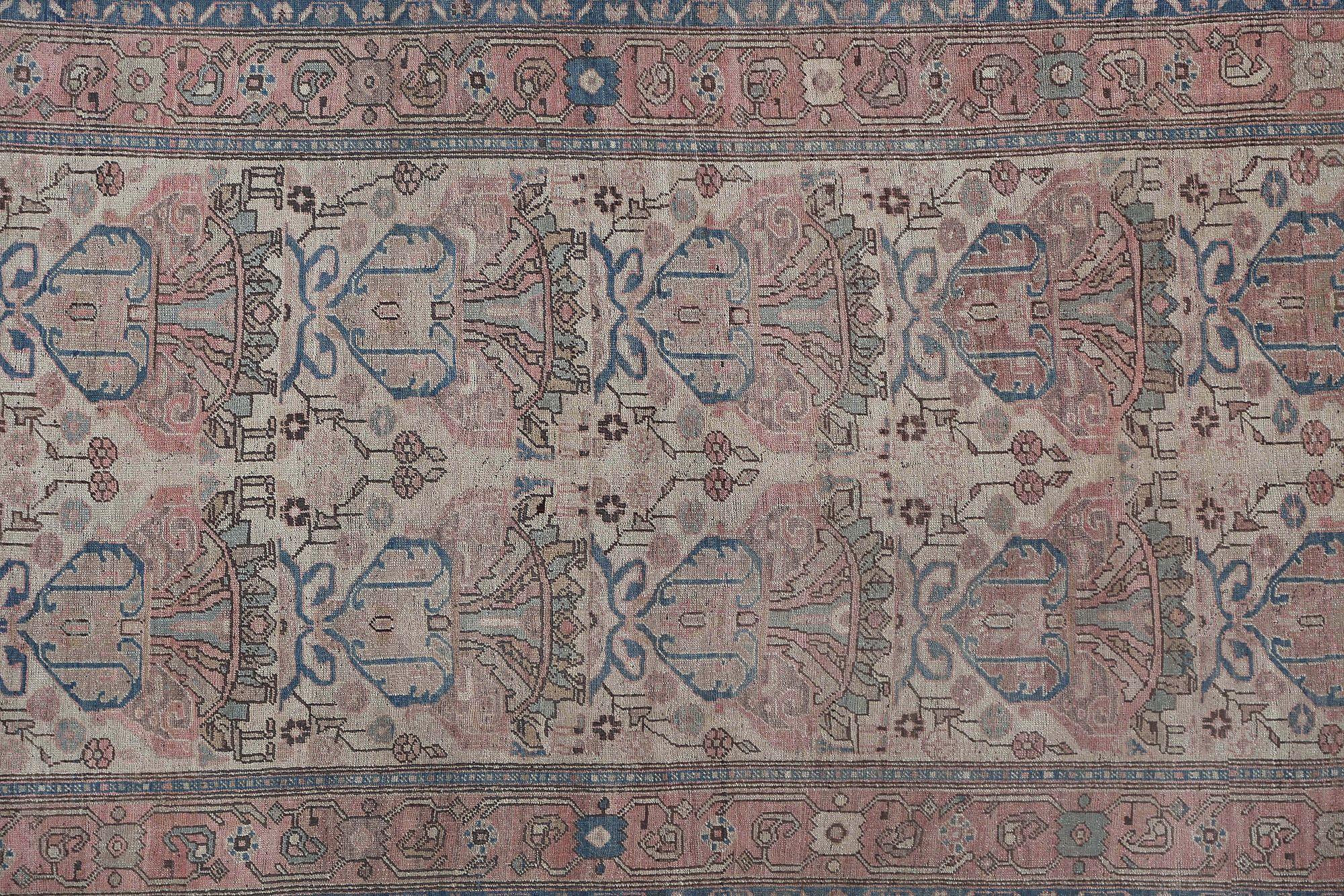Scopri l'eleganza dell'Azerbaijan persiano con i tappeti CIRCA del 1910. Progettato con lana e IvoryRed, questo design esclusivo è perfetto per valorizzare il tuo spazio.