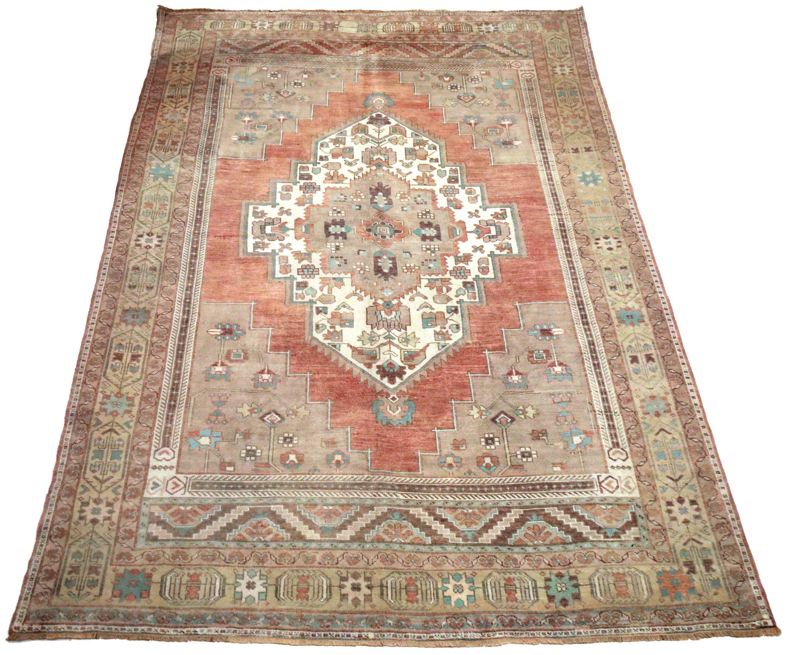 Scopri l'eleganza dell'Azerbaijan persiano con i tappeti CIRCA del 1910. Progettato con lana e IvoryRedTaupe, questo design esclusivo è perfetto per valorizzare il tuo spazio.