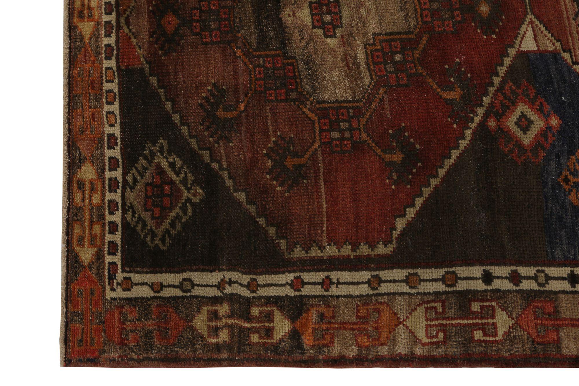 Scopri l'eleganza dell'Azerbaijan persiano con i tappeti CIRCA del 1910. Progettato con lana e blu navy, questo design esclusivo è perfetto per valorizzare il tuo spazio.