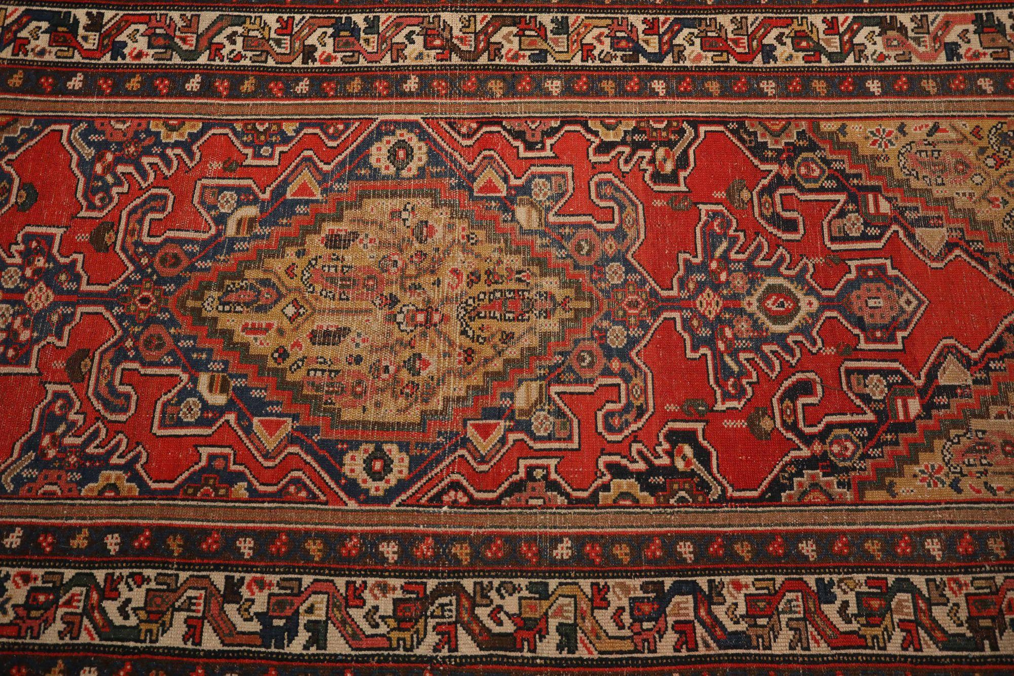 Scopri l'eleganza dell'Azerbaijan persiano con i tappeti CIRCA del 1880. Progettato con lana e blu navy-giallo rosso, questo design esclusivo è perfetto per valorizzare il tuo spazio.