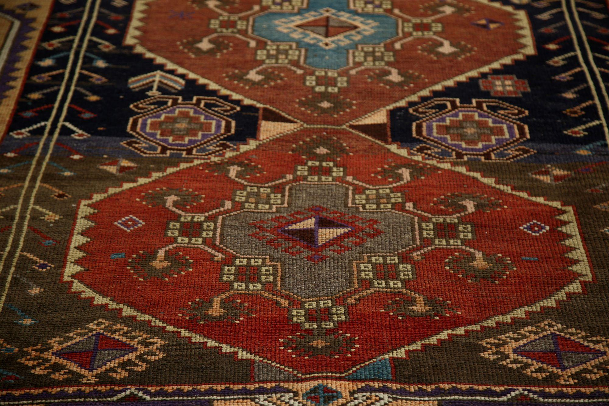 Scopri l'eleganza dell'Azerbaijan persiano con i tappeti CIRCA del 1880. Progettato con lana e arancio, questo design esclusivo è perfetto per valorizzare il tuo spazio.