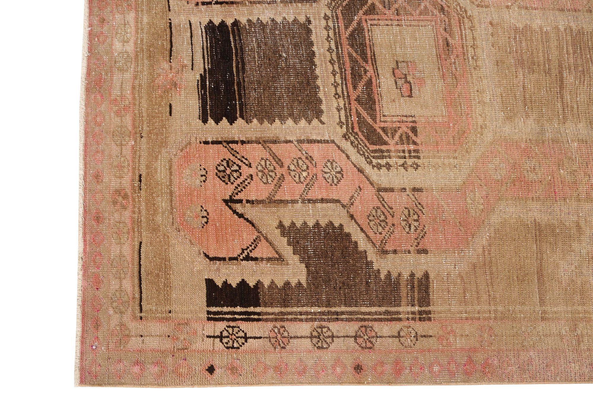 Scopri l'eleganza dell'Azerbaijan persiano con i tappeti CIRCA del 1910. Progettato con Lana e Rosa-Taupe, questo design esclusivo è perfetto per valorizzare il tuo spazio.
