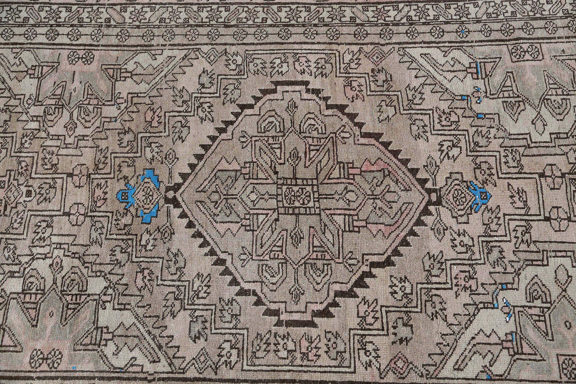 Scopri l'eleganza dell'Azerbaijan persiano con i tappeti CIRCA del 1910. Progettato con Lana e Rosa-Taupe, questo design esclusivo è perfetto per valorizzare il tuo spazio.
