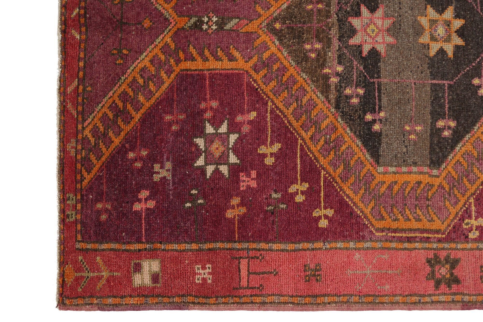 Découvrez l'élégance des tapis persans de l'Azerbaïdjan, avec des tapis de zone datant de 1880. Conçu avec de la laine et du PurpelRed, ce design exclusif est parfait pour mettre en valeur votre espace.